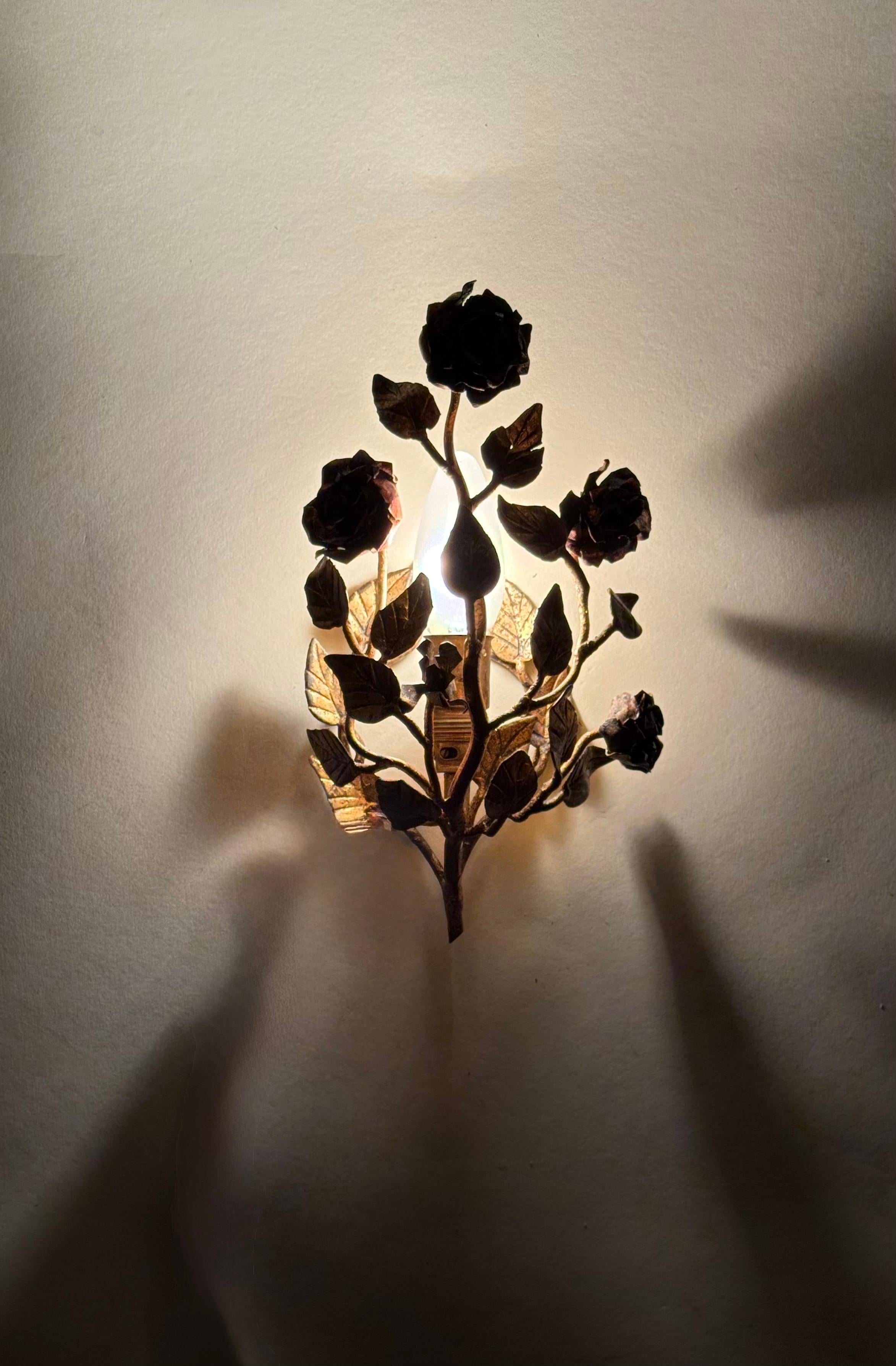 Juego de lámparas de pared doradas de estilo Hollywood Regency italiano forjadas a mano con rosas en venta 6