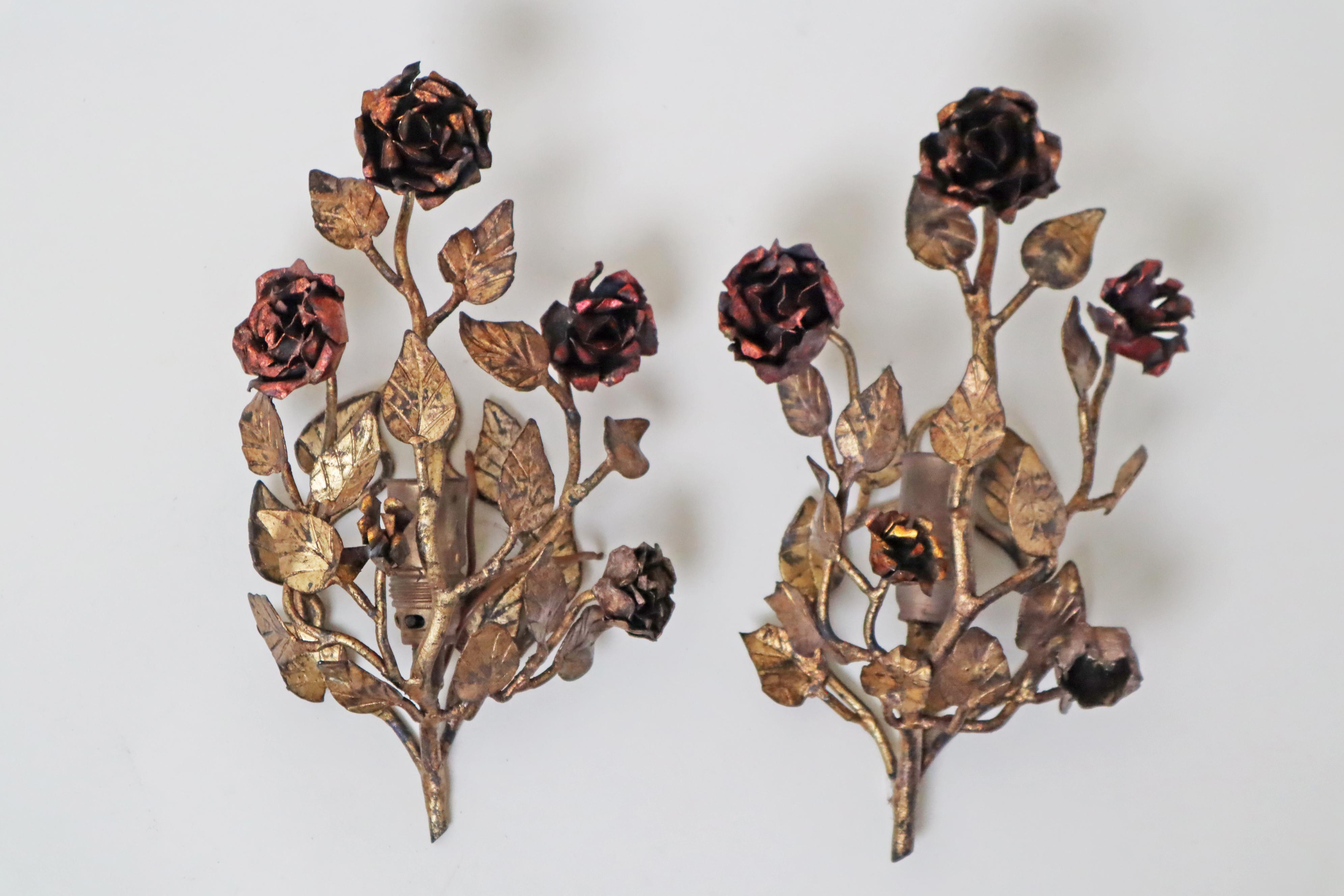 Este encantador par de apliques italianos es una auténtica joya, una pequeña obra maestra de la artesanía europea de los años 40 y 50. Estos dos apliques se han fabricado con maestría artística y el máximo nivel de destreza. Los capullos de rosa se