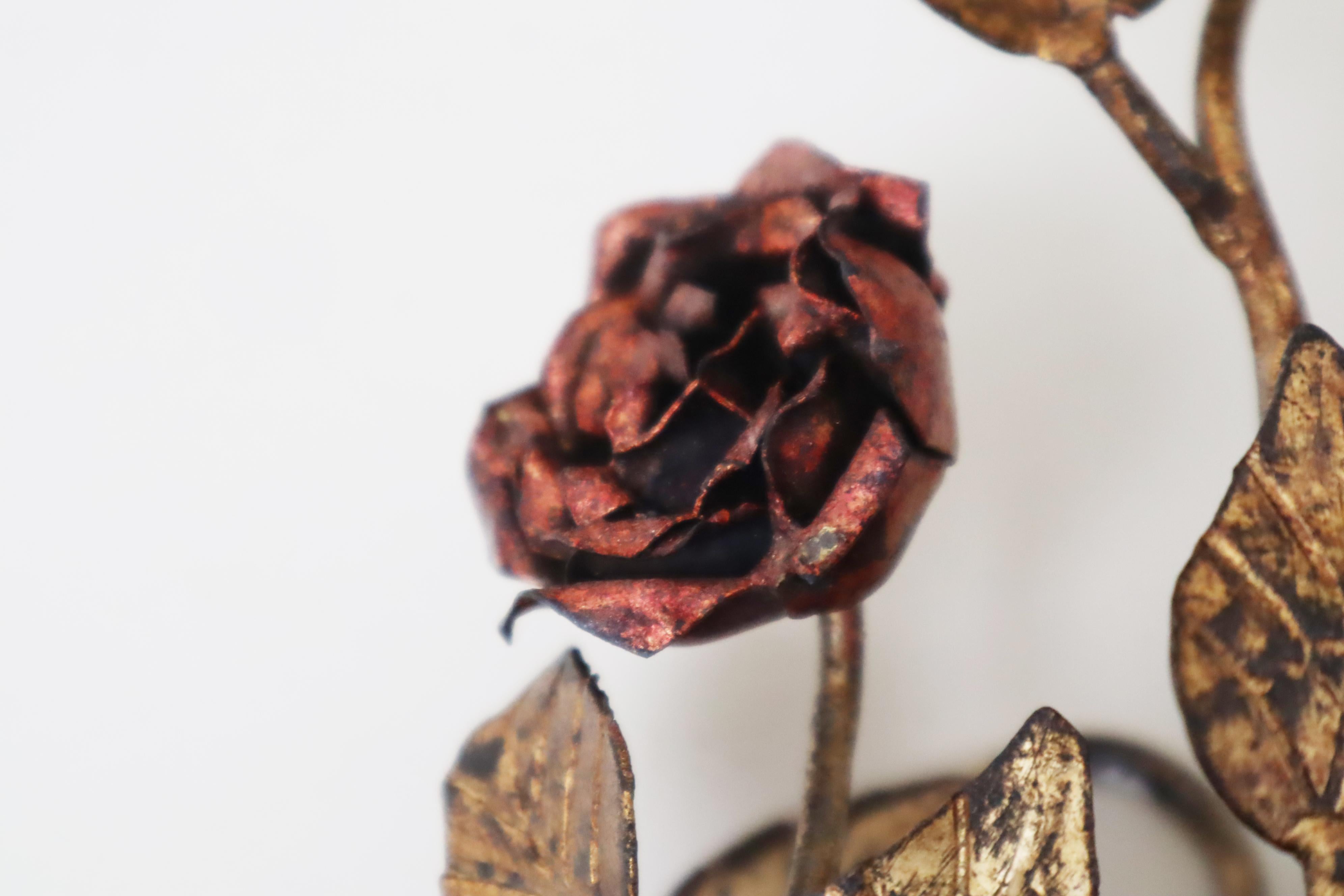 Juego de lámparas de pared doradas de estilo Hollywood Regency italiano forjadas a mano con rosas Regencia de Hollywood en venta