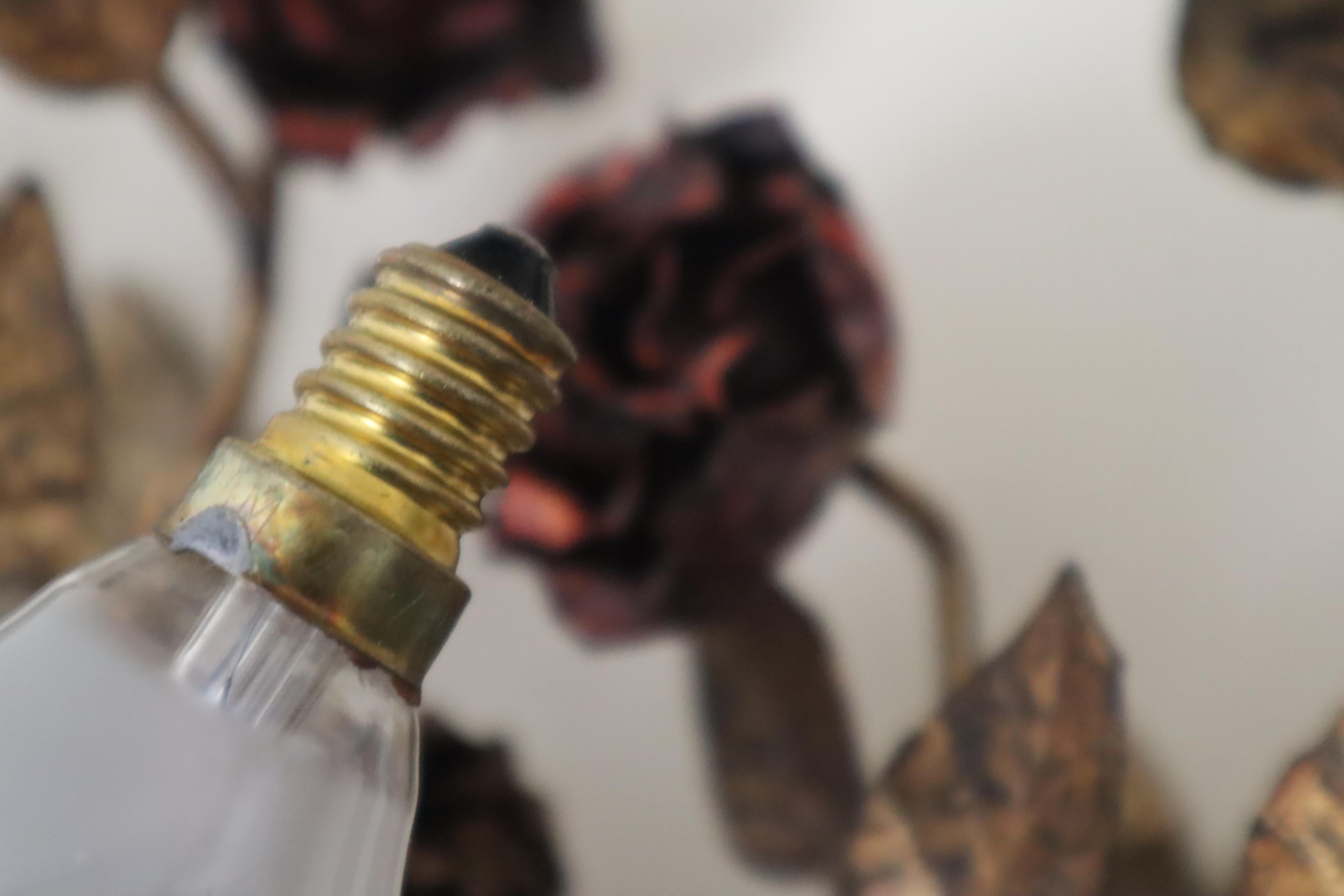 Juego de lámparas de pared doradas de estilo Hollywood Regency italiano forjadas a mano con rosas Italiano en venta