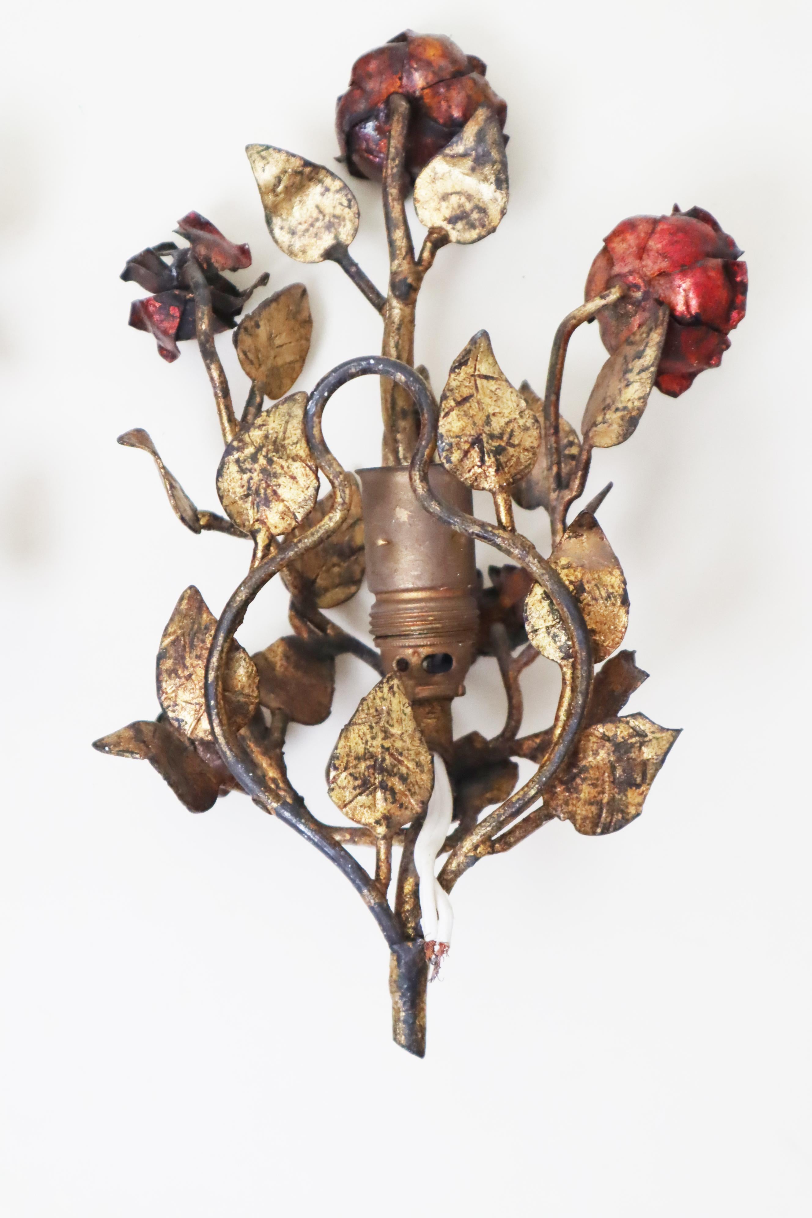 Juego de lámparas de pared doradas de estilo Hollywood Regency italiano forjadas a mano con rosas Forjado en venta