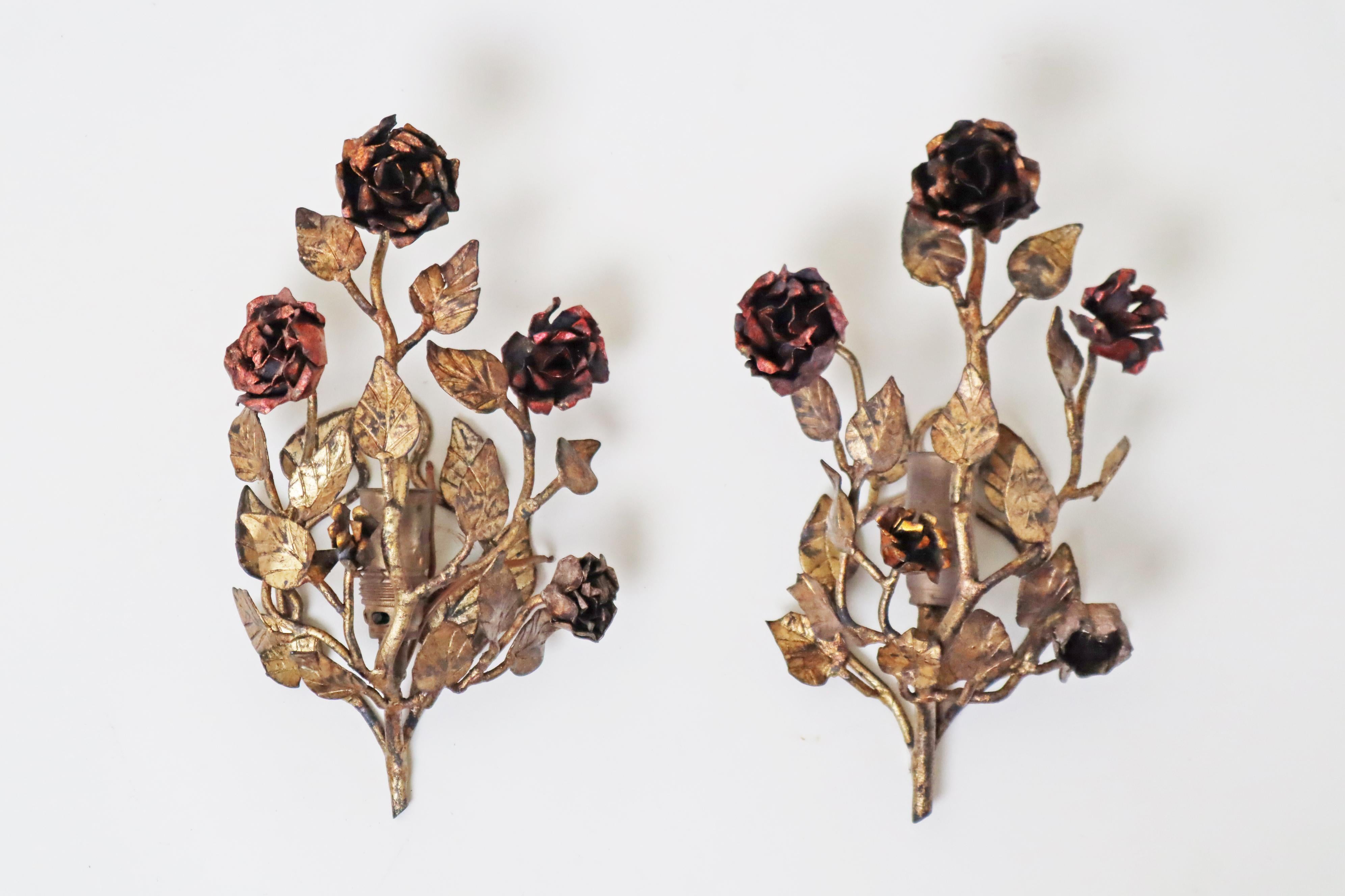 Juego de lámparas de pared doradas de estilo Hollywood Regency italiano forjadas a mano con rosas en Bueno estado para la venta en Hannover, DE