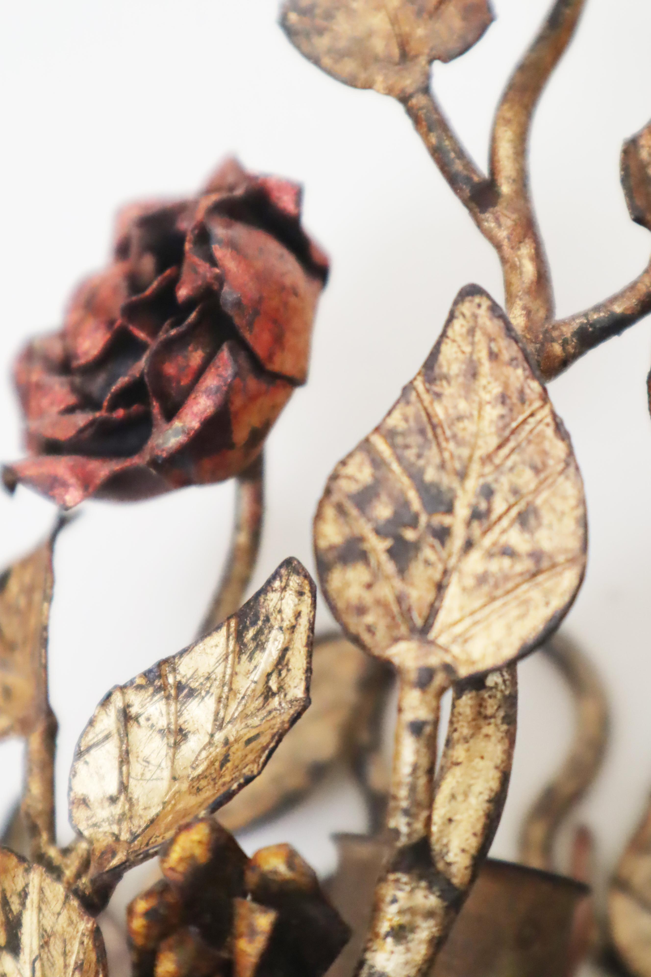 Juego de lámparas de pared doradas de estilo Hollywood Regency italiano forjadas a mano con rosas mediados del siglo XX en venta