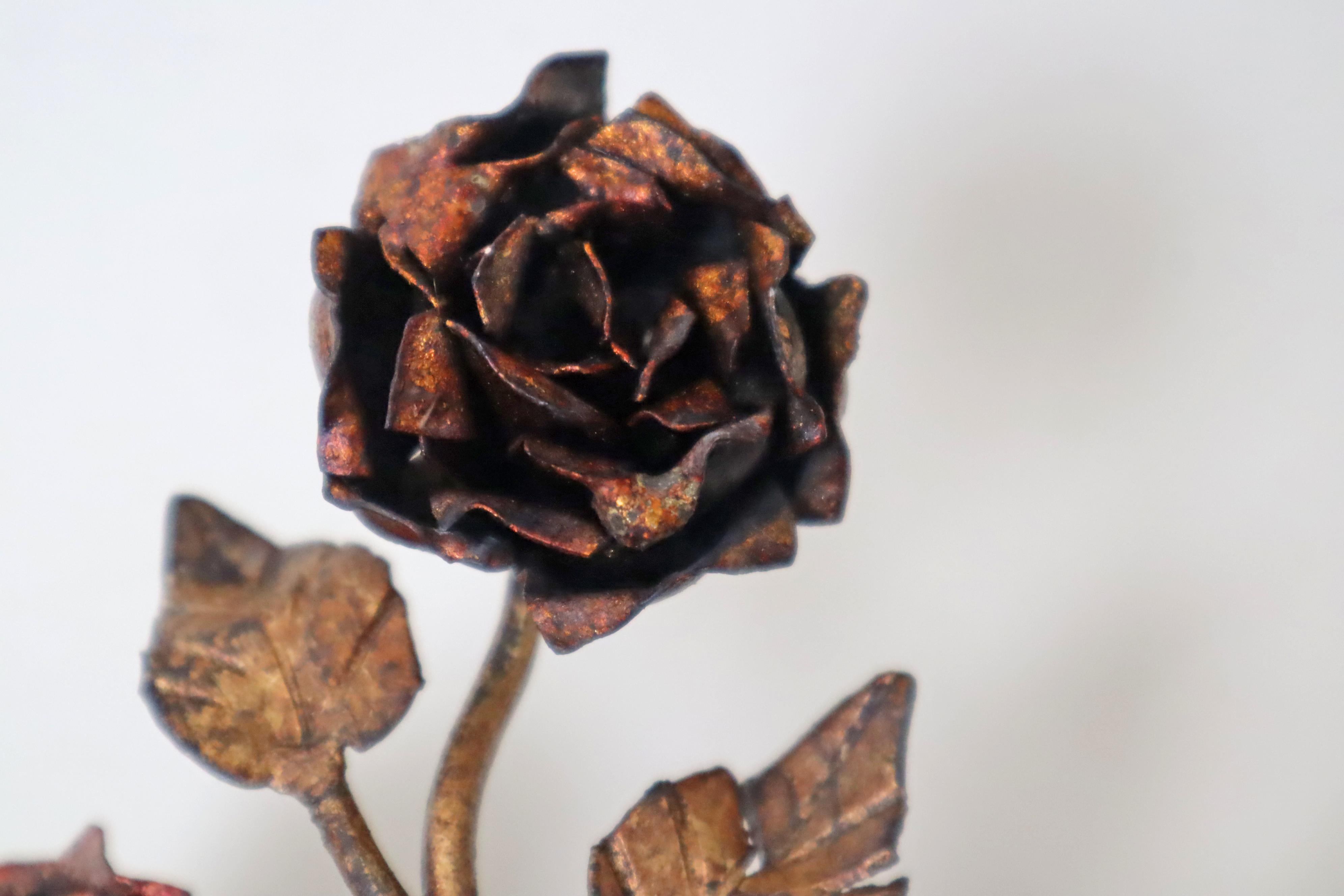 Juego de lámparas de pared doradas de estilo Hollywood Regency italiano forjadas a mano con rosas Hierro en venta