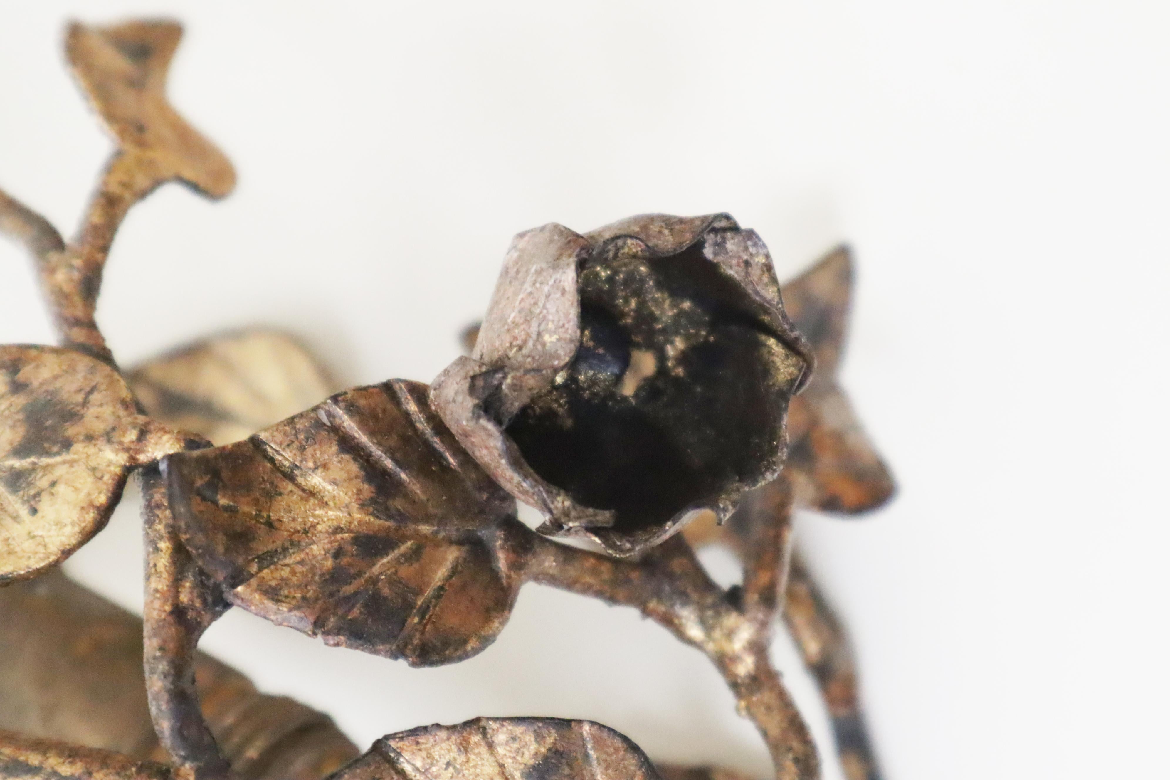 Juego de lámparas de pared doradas de estilo Hollywood Regency italiano forjadas a mano con rosas en venta 1