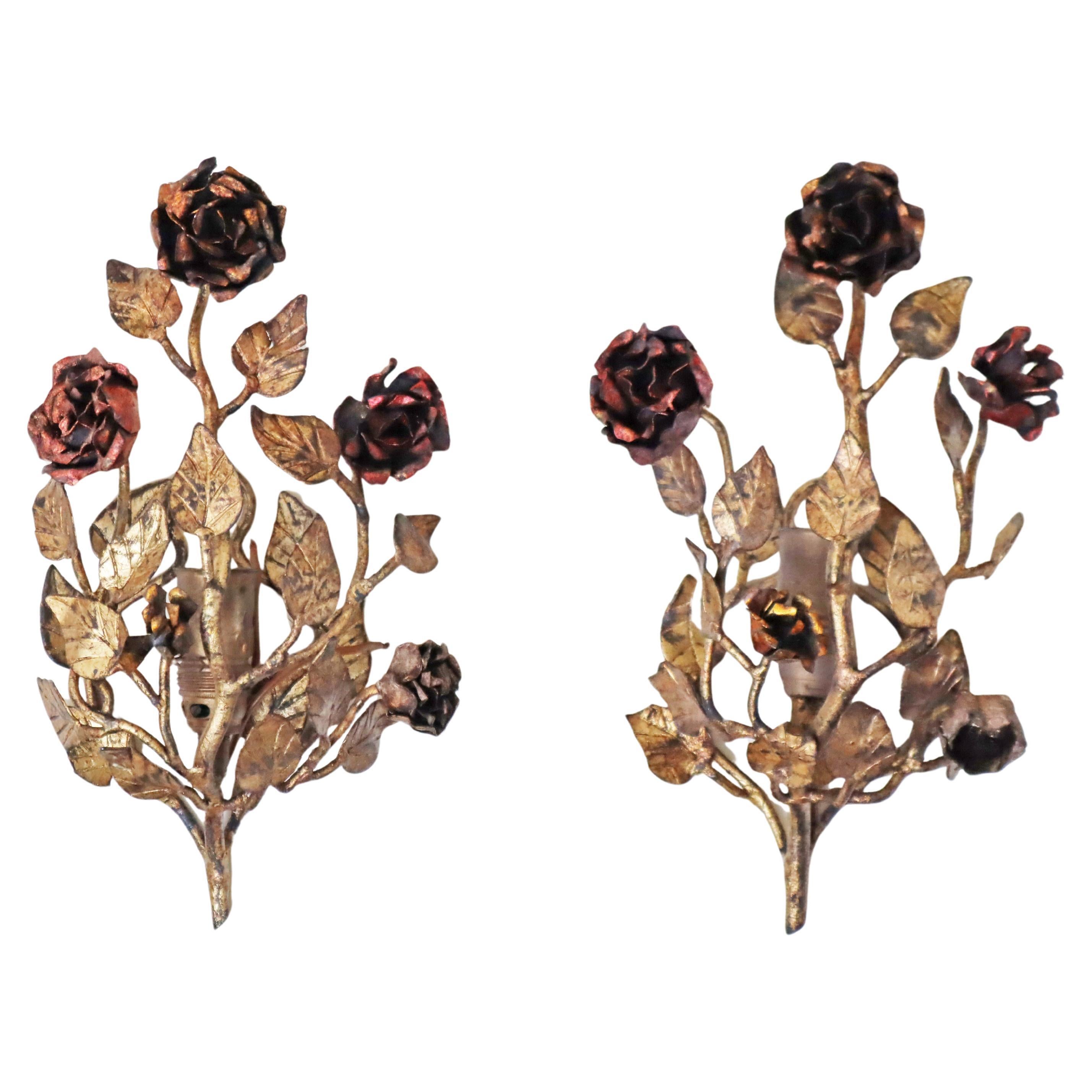 Juego de lámparas de pared doradas de estilo Hollywood Regency italiano forjadas a mano con rosas en venta