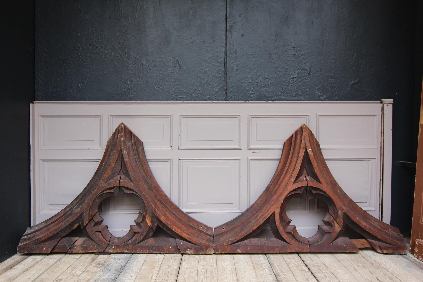 A set consisting of 4 arcade building elements in neo-Gothic style. Solidly made of pitch pine wood.

The 4 elements can be put together to form 3 arcades (arches) once you mount them on columns. (Photographed upside down in the