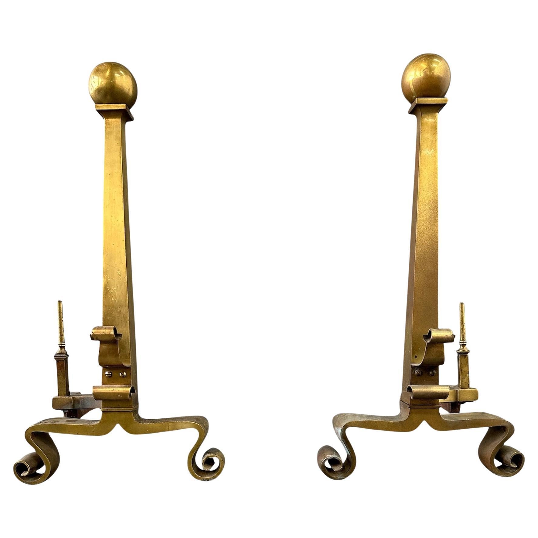 Ensemble de grandes chenets à colonne en laiton antique avec fleuron en forme de boulet de canon