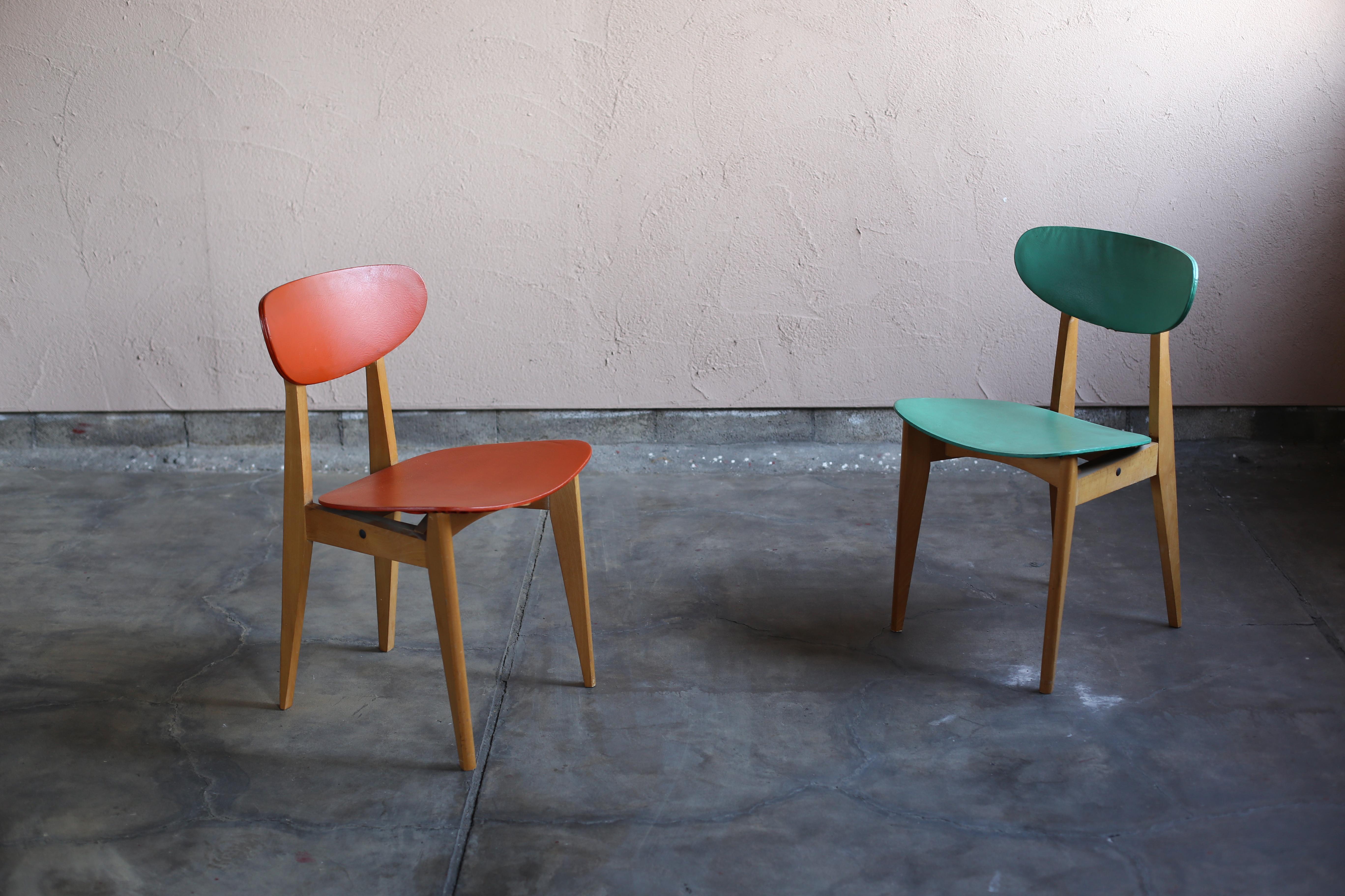 Mid-Century Modern Ensemble de chaises vertes et rouges de Roger Landault pour Robert Sentou en vente