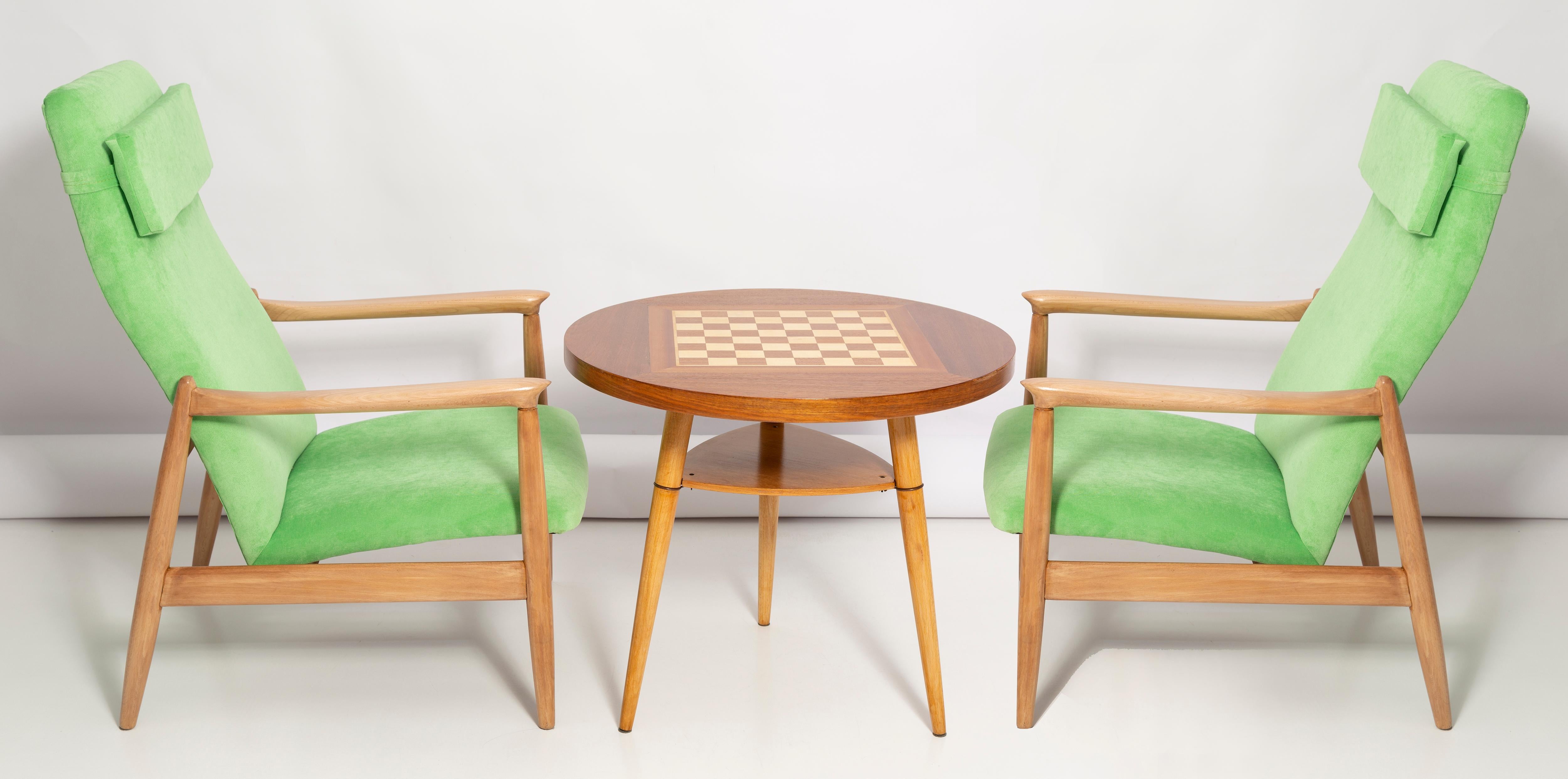 Mid-Century Modern Ensemble de fauteuils verts par E. Homa and Chess Table, Europe, années 1960 en vente