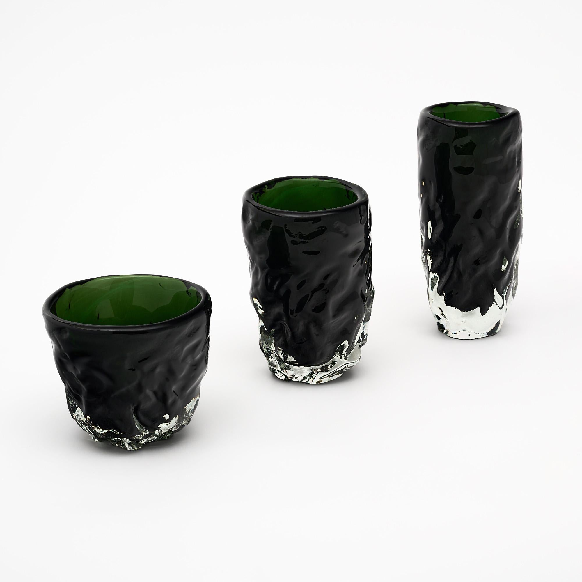 Set di tre vasi dell'Isola  di Murano, fuori Venezia; Italia. Sono soffiati a mano in vetro verde intenso e trasparente. La forma organica è un omaggio ad Alberto Burri. Creato e firmato da Alberto Dona.

Vaso alto
H: 16