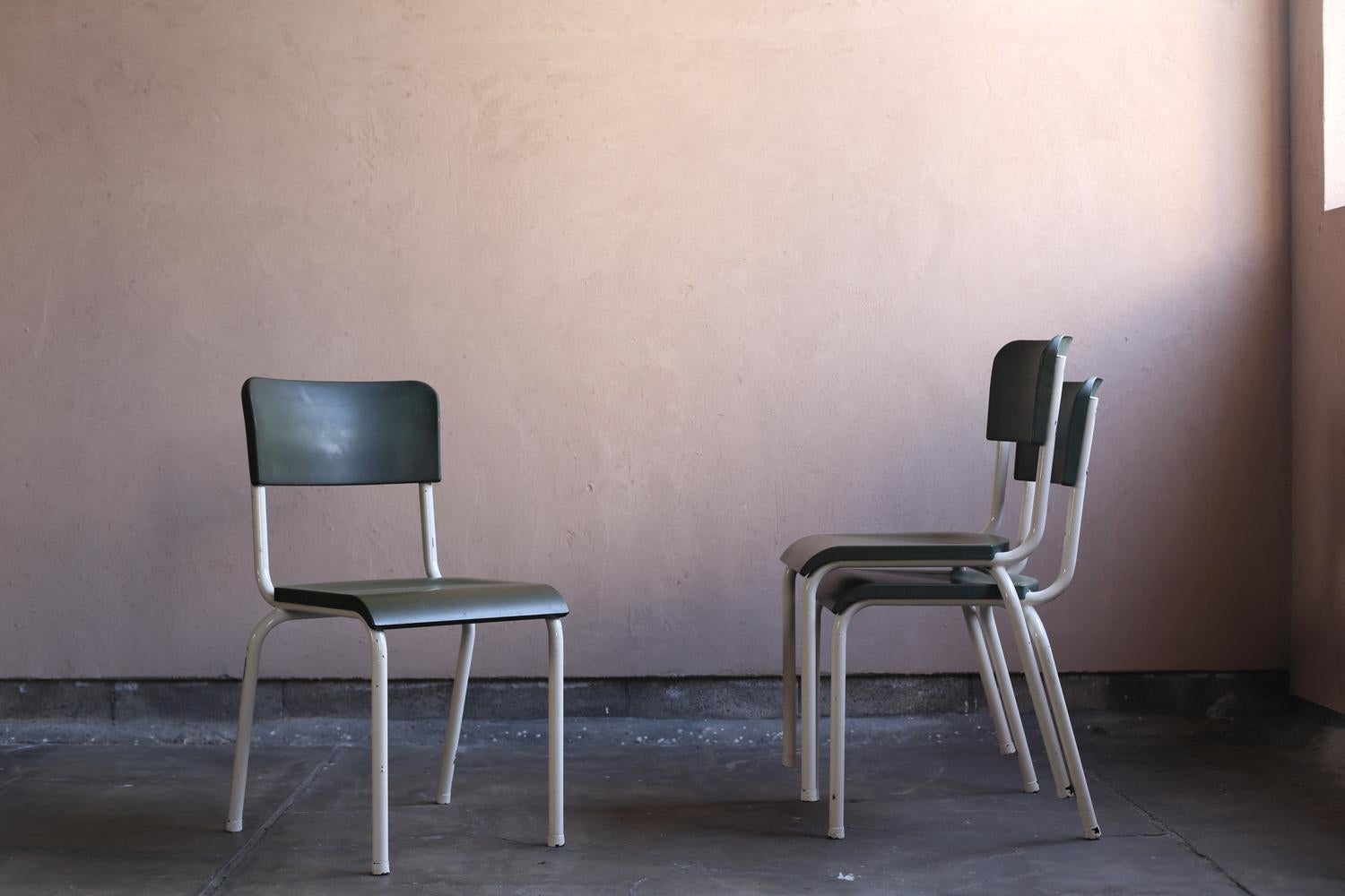 Questo set di sedie da scrivania verdi è stato progettato da René Herbst, un pioniere del design moderno francese. La sua struttura leggera, che combina un telaio tubolare in acciaio con uno schienale e una seduta in compensato sagomato, incarna la