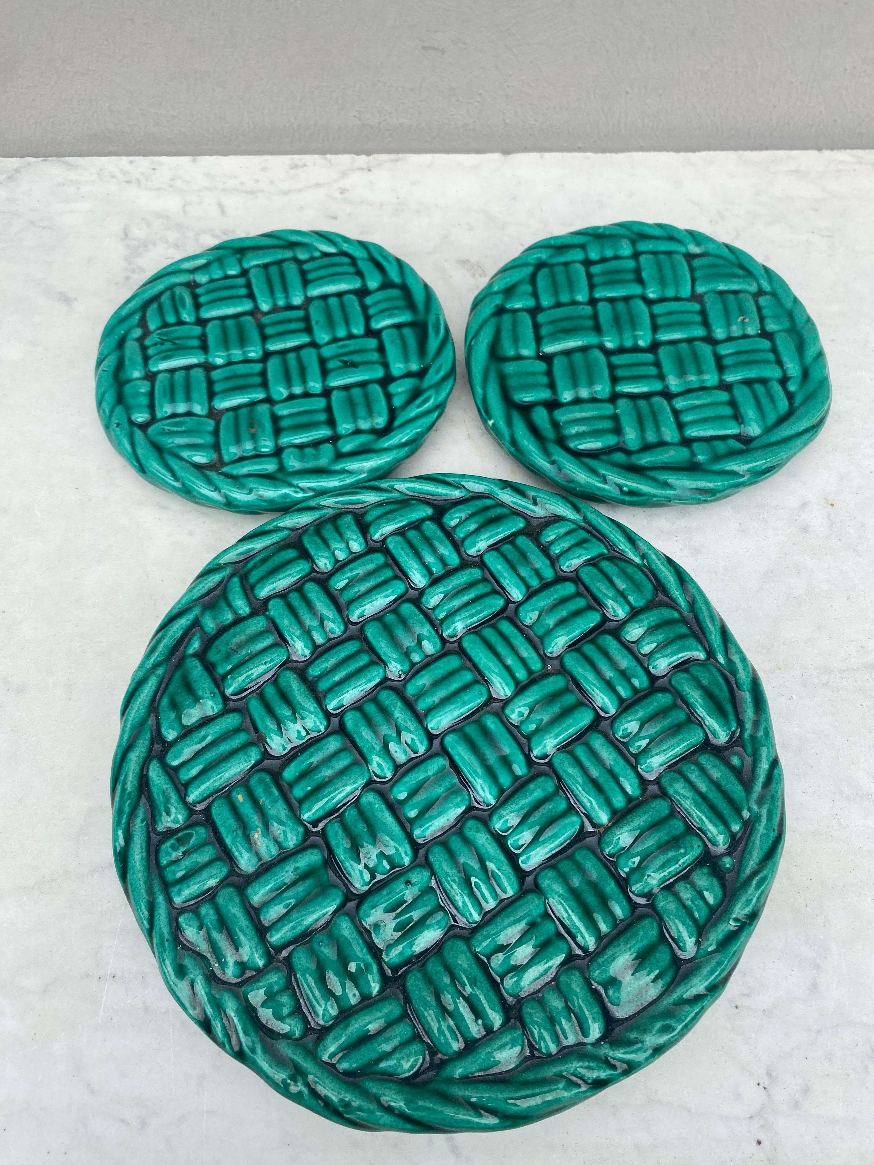 Ensemble de 3 pièces en majolique verte Vallauris 2 dessous de verre et 1 dessous de plat.
Le dessous de plat a un diamètre de 8 pouces et une hauteur de 0,5 pouce.
Sous-verres à vin  Diamètre 5,5 pouces, H 0,5 pouces. 