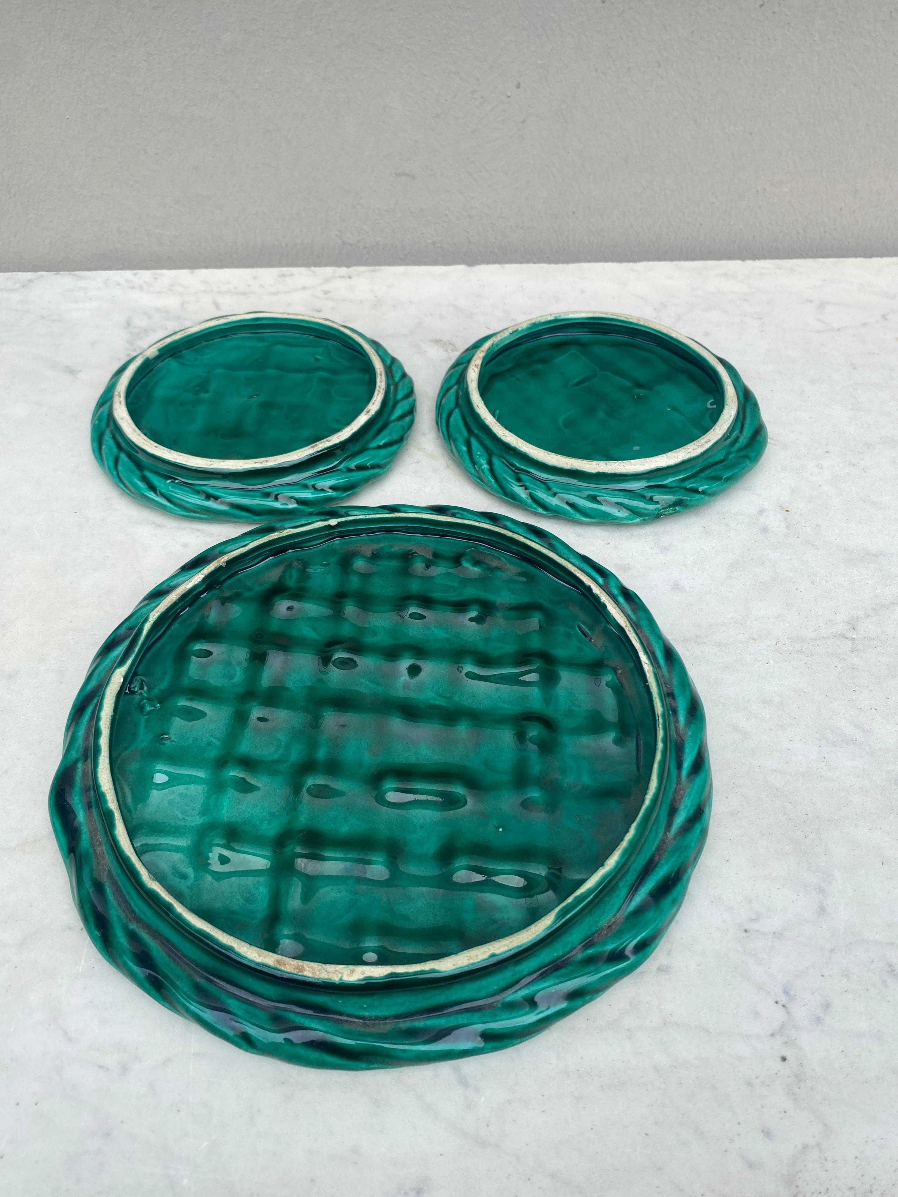 Français Ensemble de dessous de verre et de trépieds en majolique verte, Vallauris, circa 1950 en vente