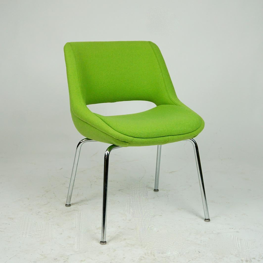 Dieses Modell Mini Kilta wurde 1955 vom finnischen Designer Olli Mannermaa für Martela entworfen.
Der Kilta-Stuhl ist ein finnischer Designklassiker. Das zeitlose Design und der bequeme Sitz von Kilta garantieren seine anhaltende Beliebtheit.
Es ist