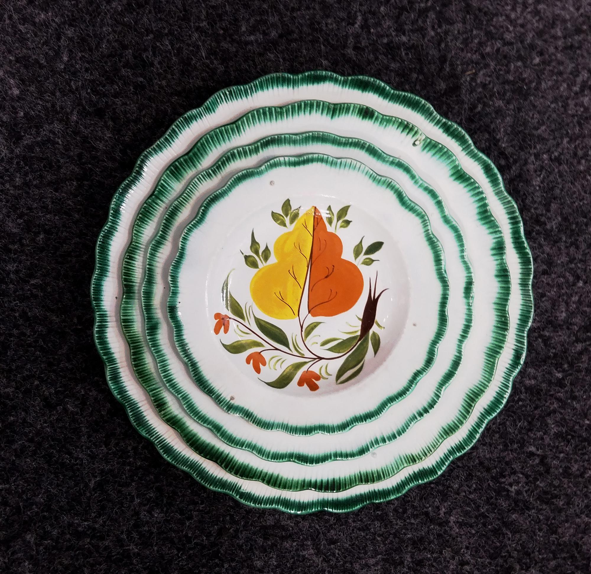 Set of Green Shell-Edged Nested Oak Leaf Design Small Dishes For Sale 2