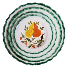 Set von grünen Schalen mit Muschelrand aus versteinertem Eichenblattdesign