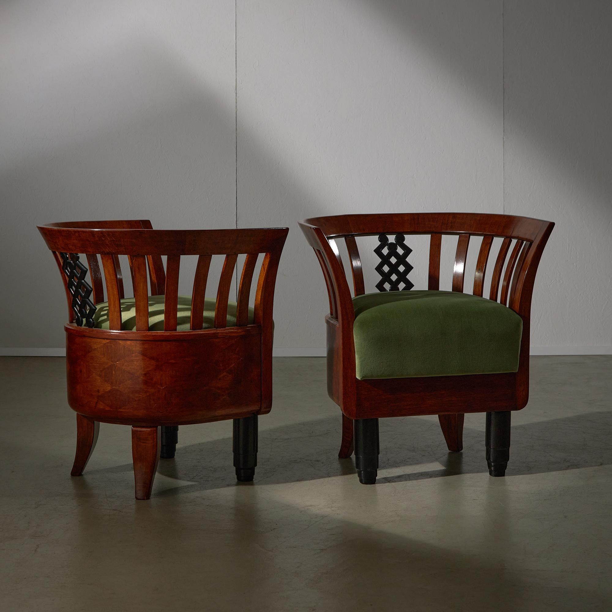 Set of Green Velvet and Wood Art Deco Armchairs In Good Condition For Sale In Budapest, HU
