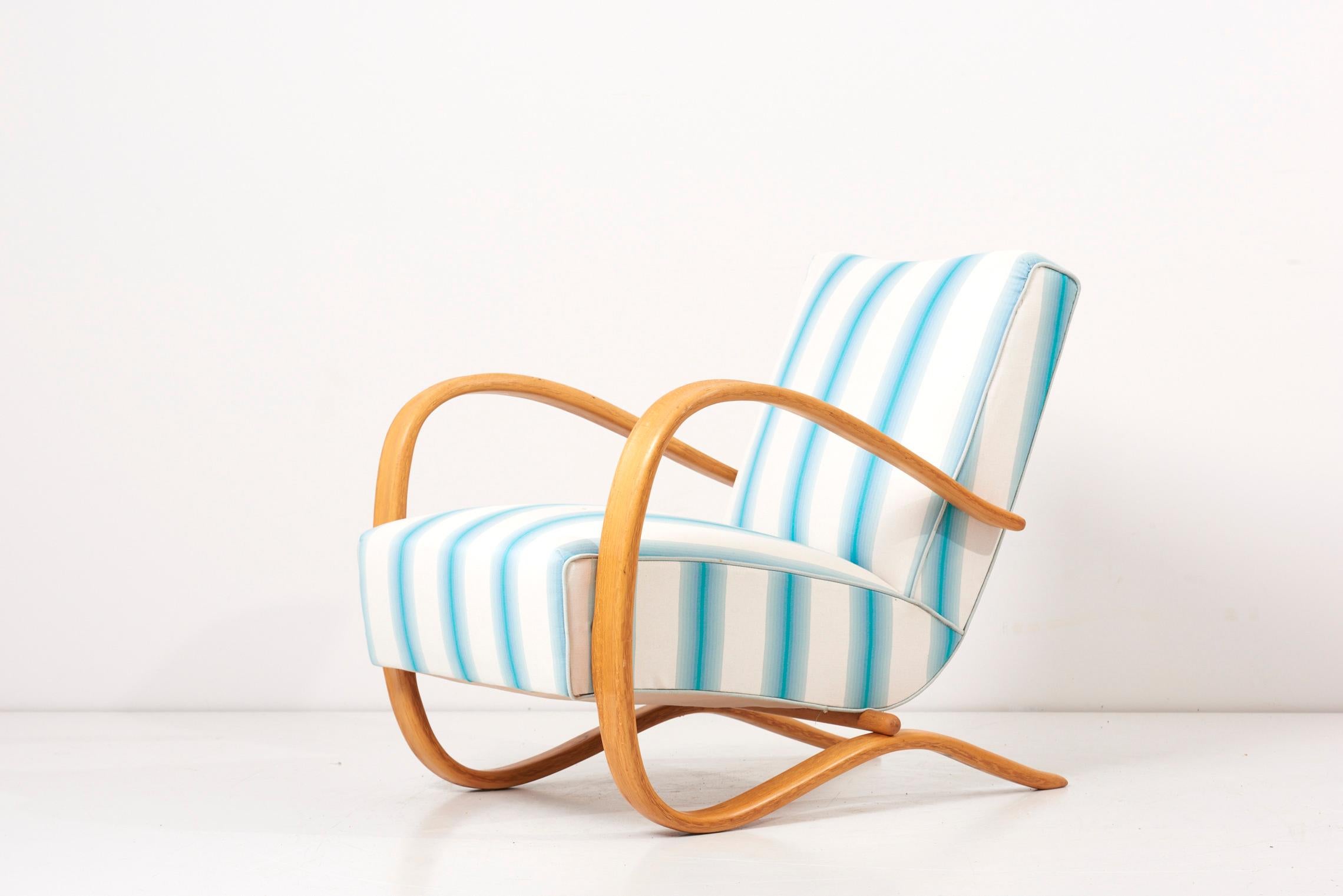 Ensemble de fauteuils H269 de Jindrich Halabala à rayures blanches et bleues en vente 3