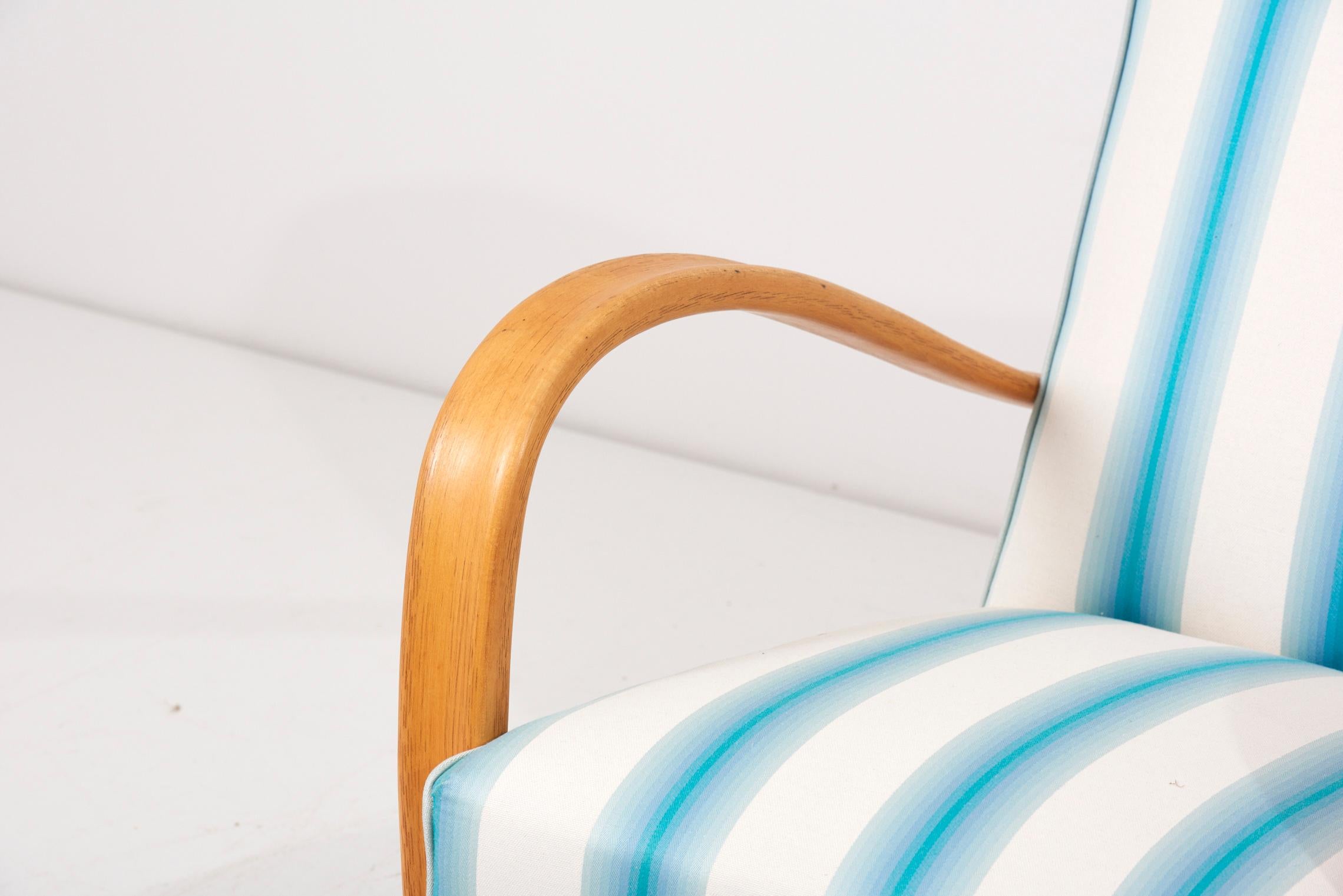 Set aus H269-Sesseln von Jindrich Halabala mit weißen und blauen Streifen  im Angebot 7