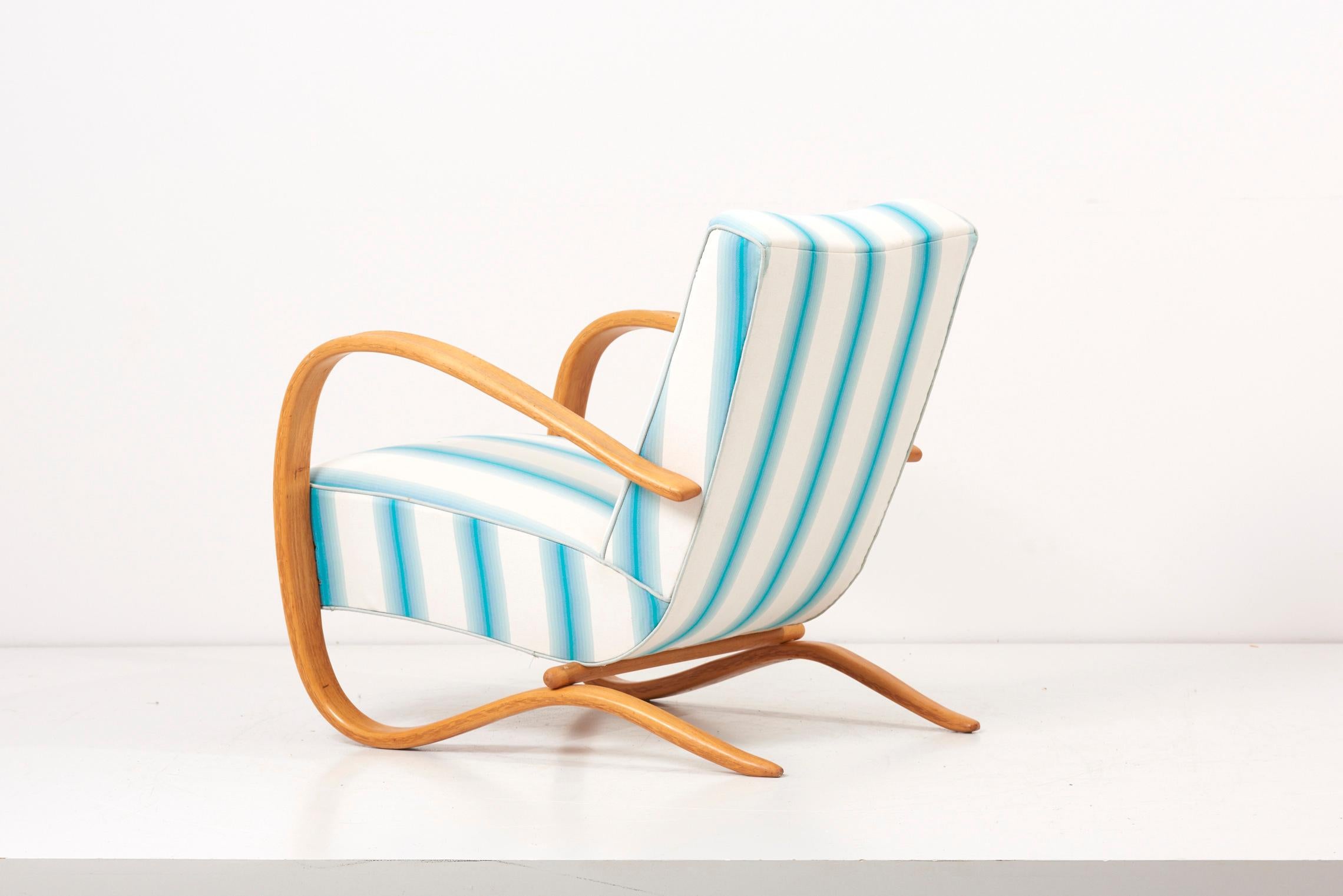 Set aus H269-Sesseln von Jindrich Halabala mit weißen und blauen Streifen  im Angebot 2