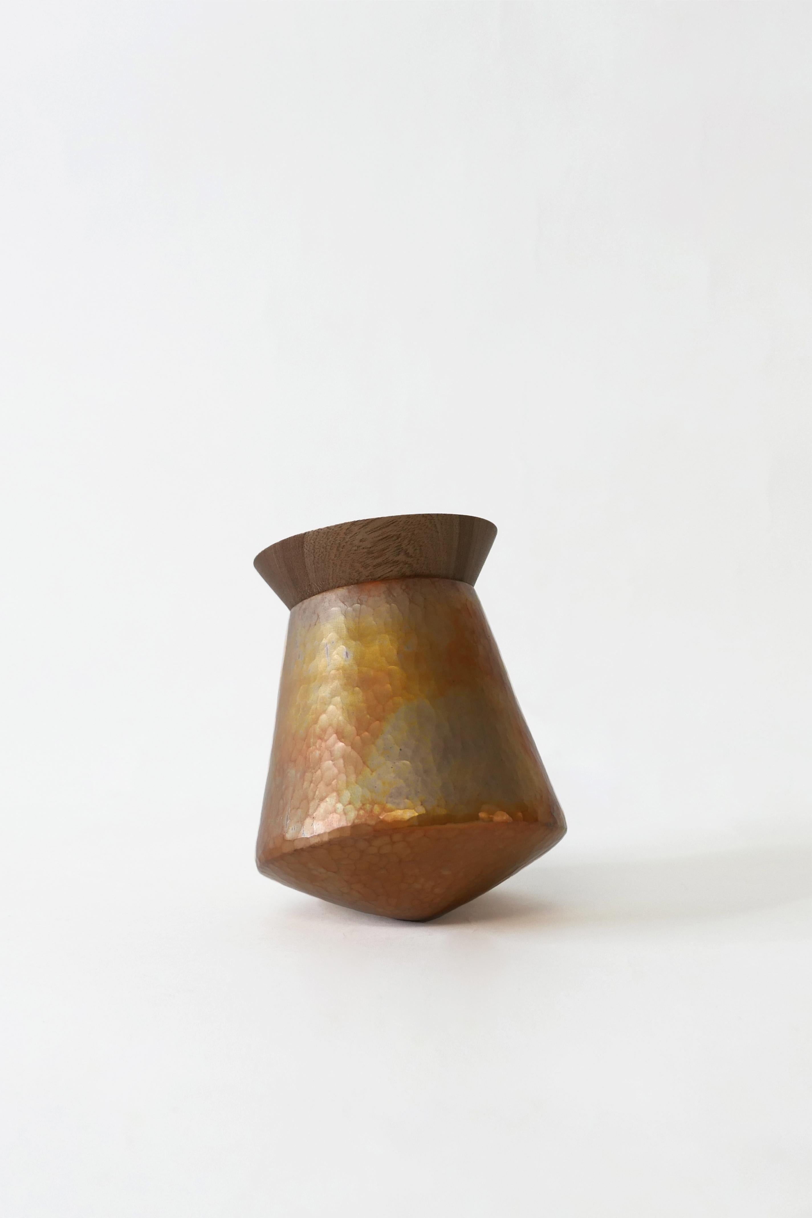 Balance between copper and wood. Flashes of light and movement come together to give life to the cointainers dancing to the sound of their own body and leaving a trace of their reflections.
The Vaivén containers are the ideal accessory to give