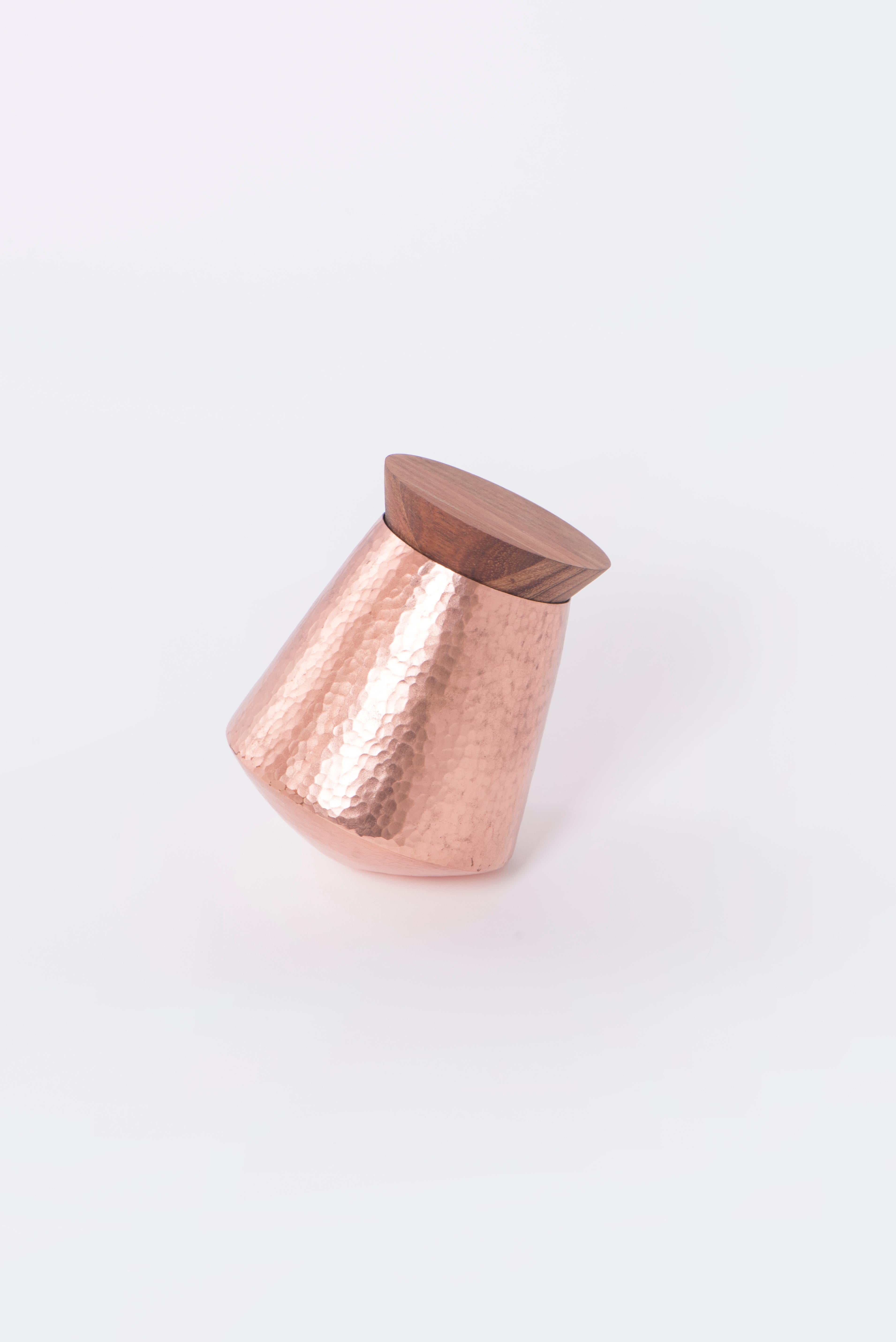 Balance between copper and wood. Flashes of light and movement come together to give life to the cointainers dancing to the sound of their own body and leaving a trace of their reflections.
The Vaivén containers are the ideal accessory to give