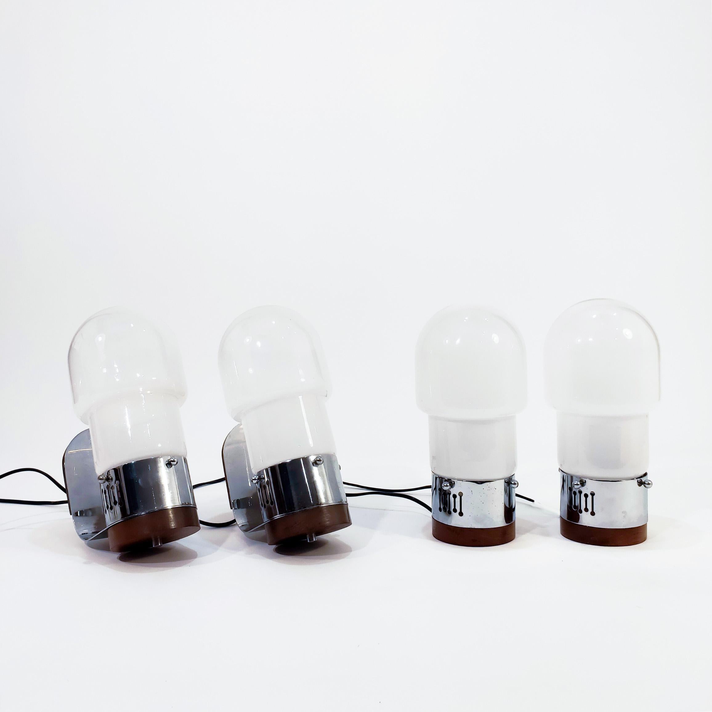 Set of two table and two matching sconces from the 70s, in the style of Aldo Nason creations for AV Mazzega. The structure, both of the lamps and the wall lights, is made of chrome metal and details in walnut wood. In each one of the pieces, the