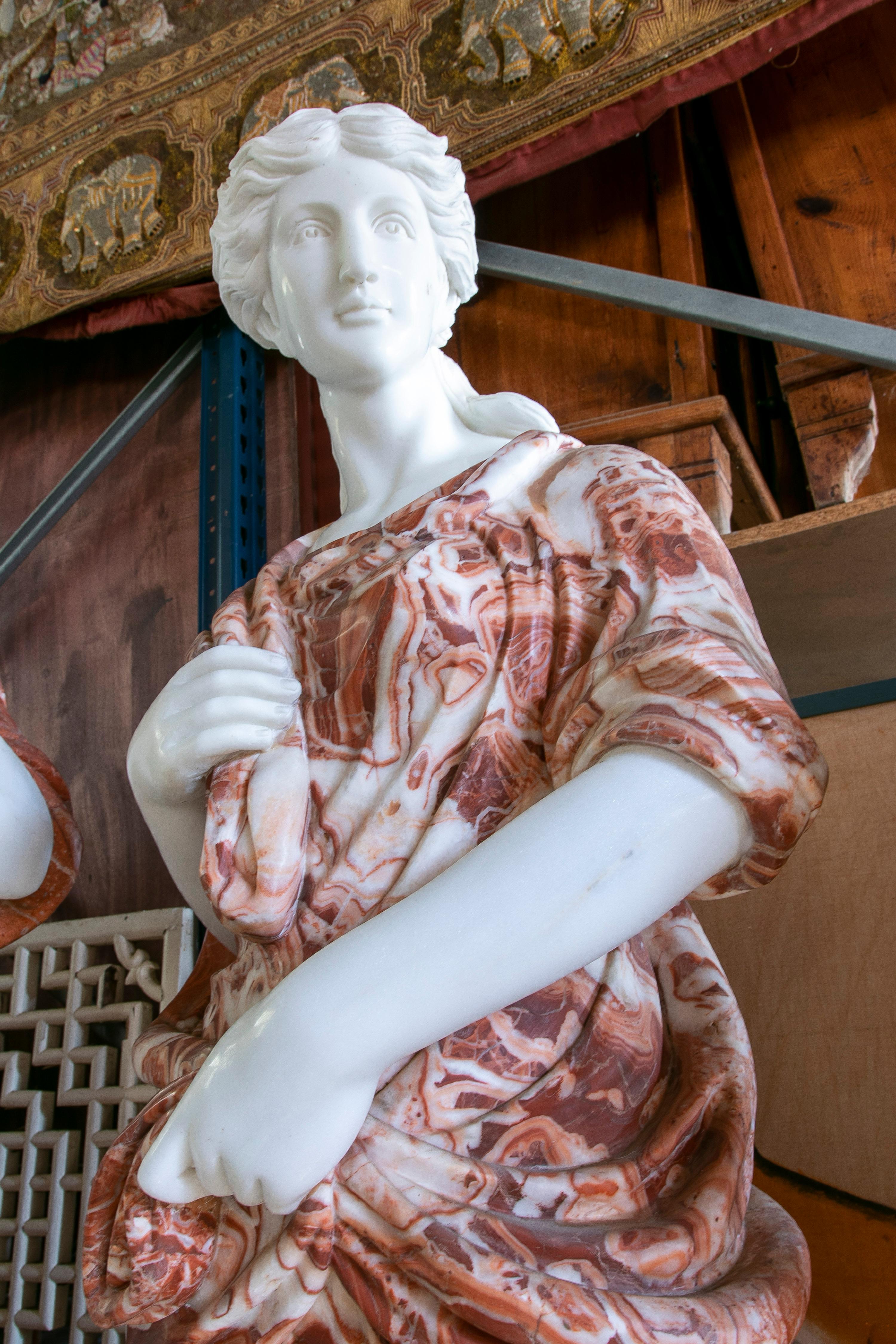 Ensemble de quatre saisons sculptées à la main avec bases en marbres de couleurs différentes en vente 4