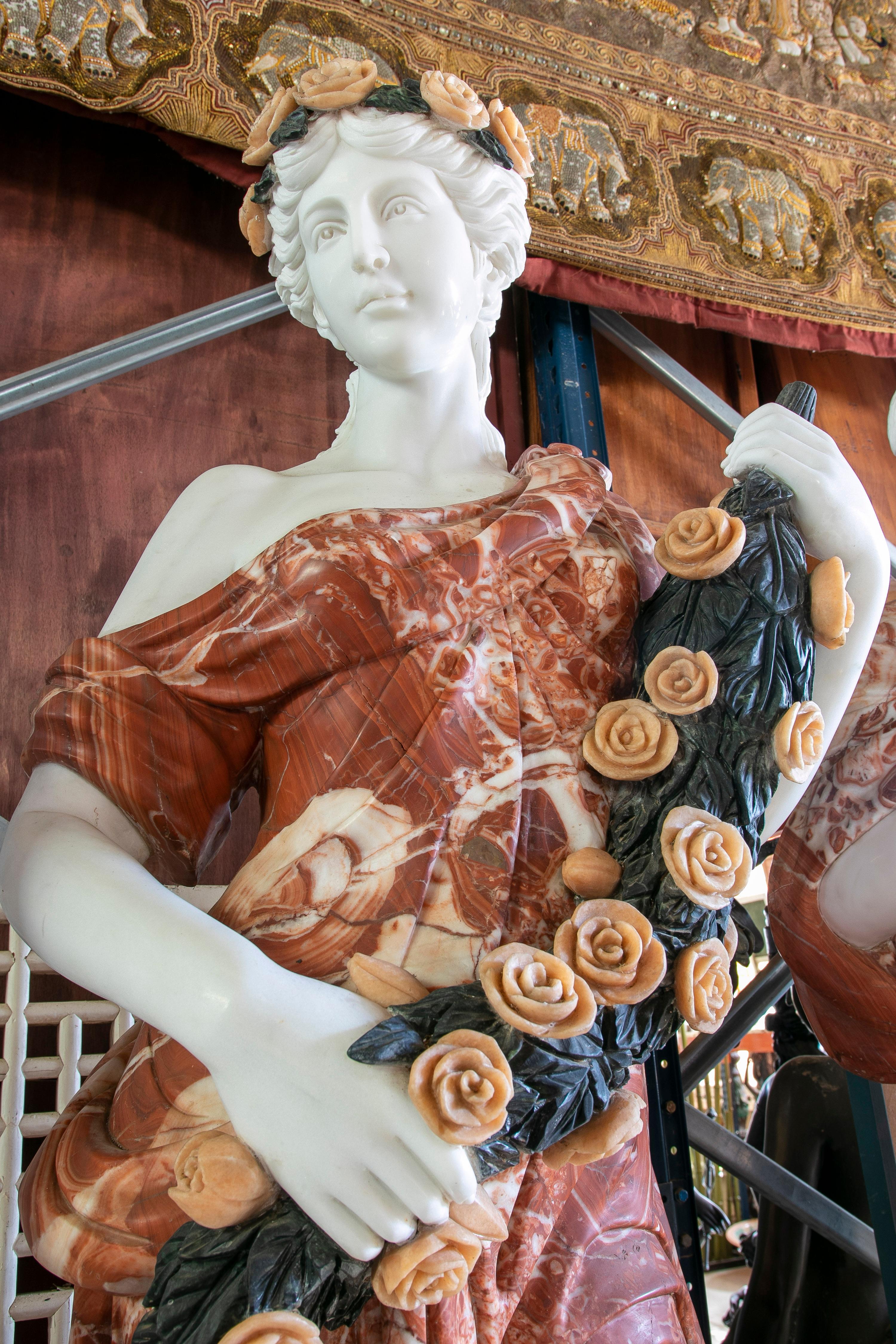 Ensemble de quatre saisons sculptées à la main avec bases en marbres de couleurs différentes en vente 5