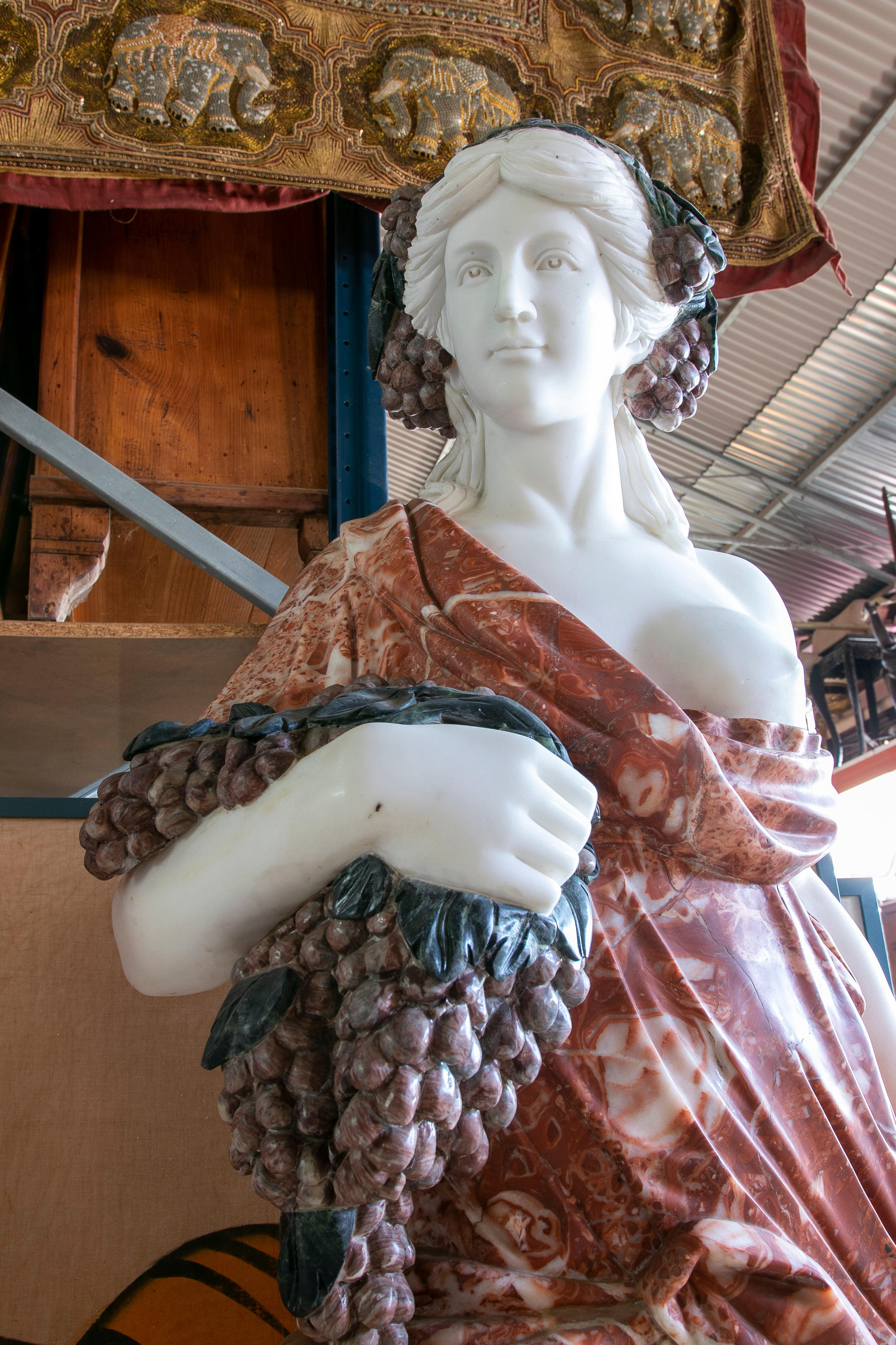 Ensemble de quatre saisons sculptées à la main avec bases en marbres de couleurs différentes en vente 6