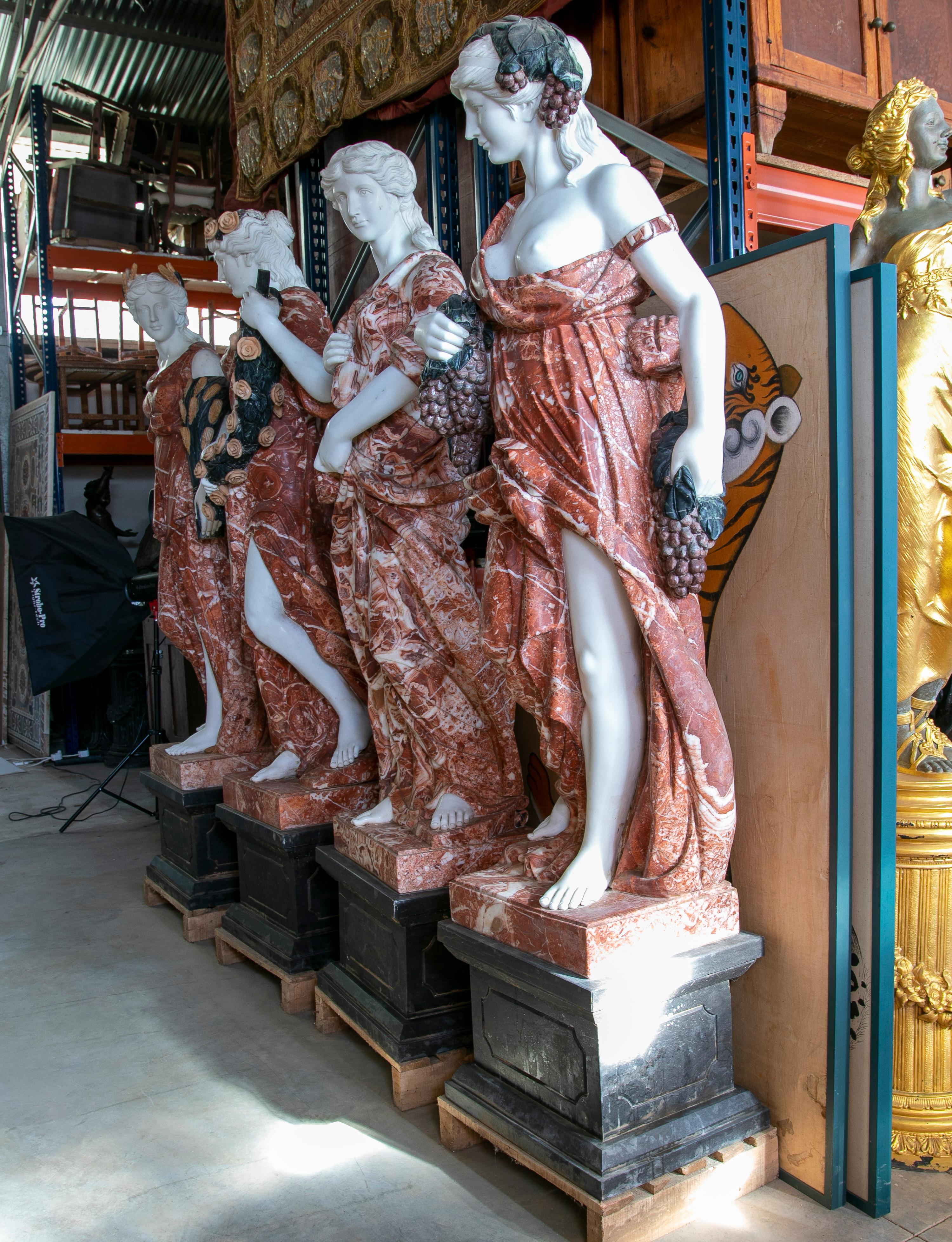 Sculptés à la main à partir de marbres blanc de Carrare, vert de Serpentine, rose du Portugal, noir de Belgique et rouge d'Alicante, un puzzle en mosaïque en 3 dimensions leur donne vie comme dans l'Antiquité, lorsque les sculptures étaient peintes.
