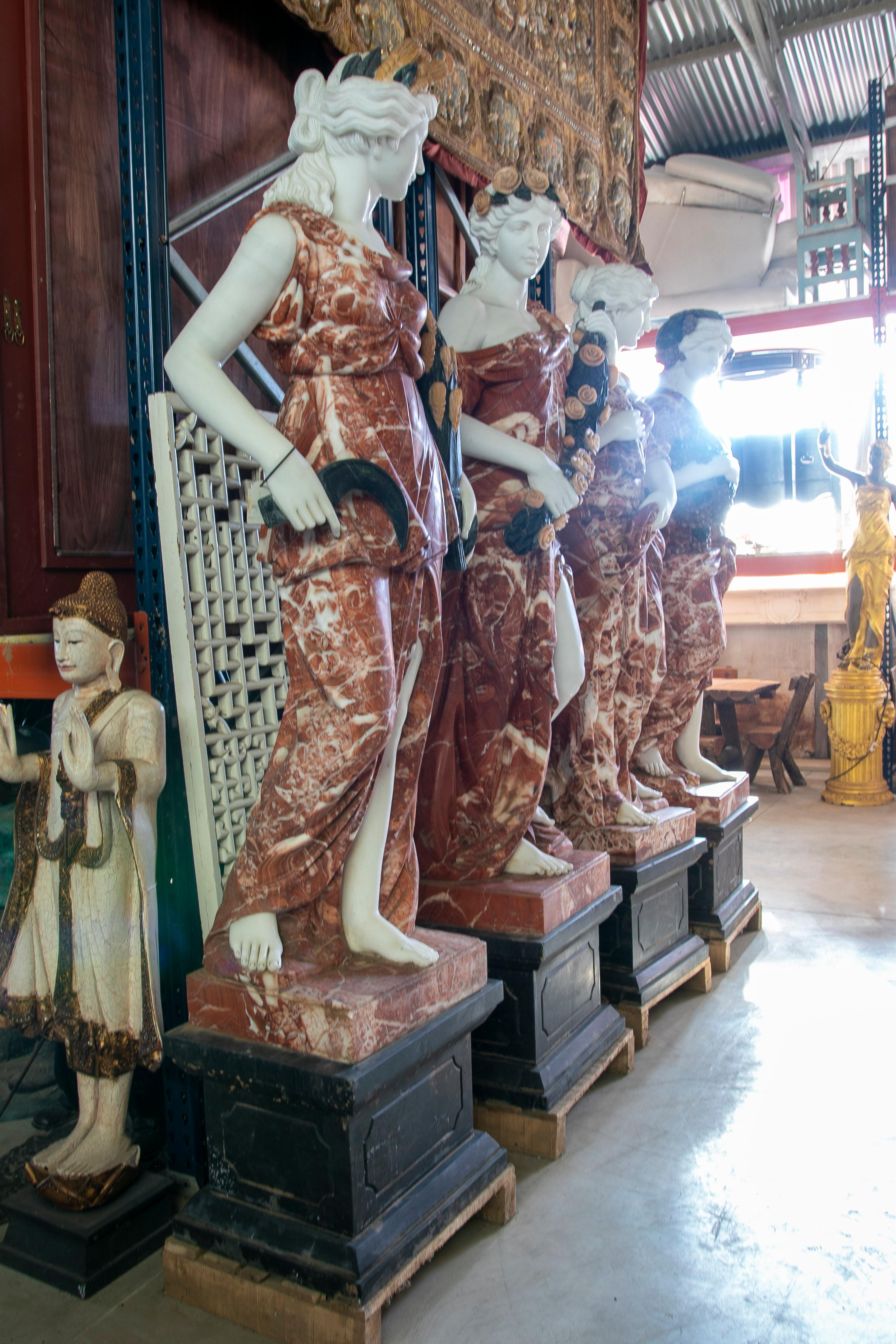 italien Ensemble de quatre saisons sculptées à la main avec bases en marbres de couleurs différentes en vente