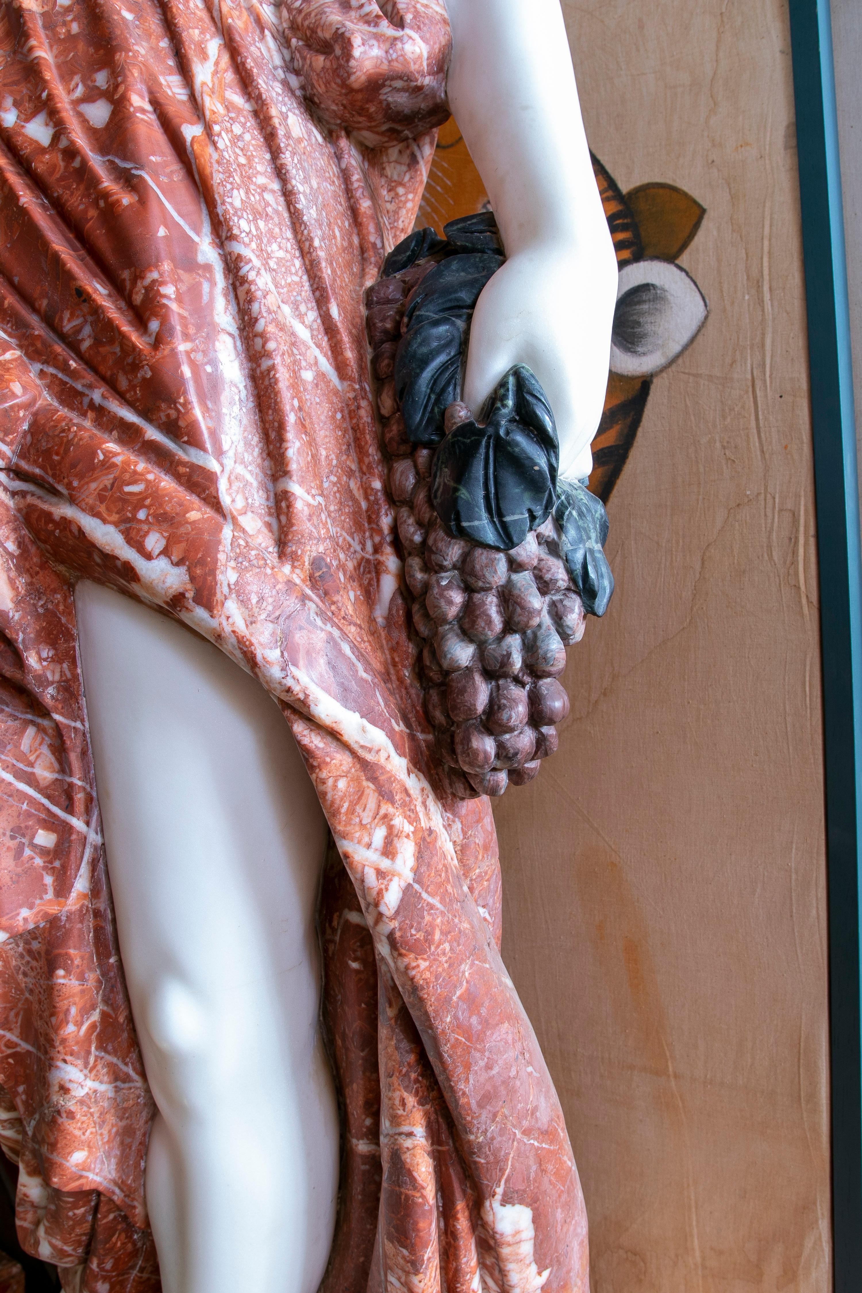 Ensemble de quatre saisons sculptées à la main avec bases en marbres de couleurs différentes Bon état - En vente à Marbella, ES