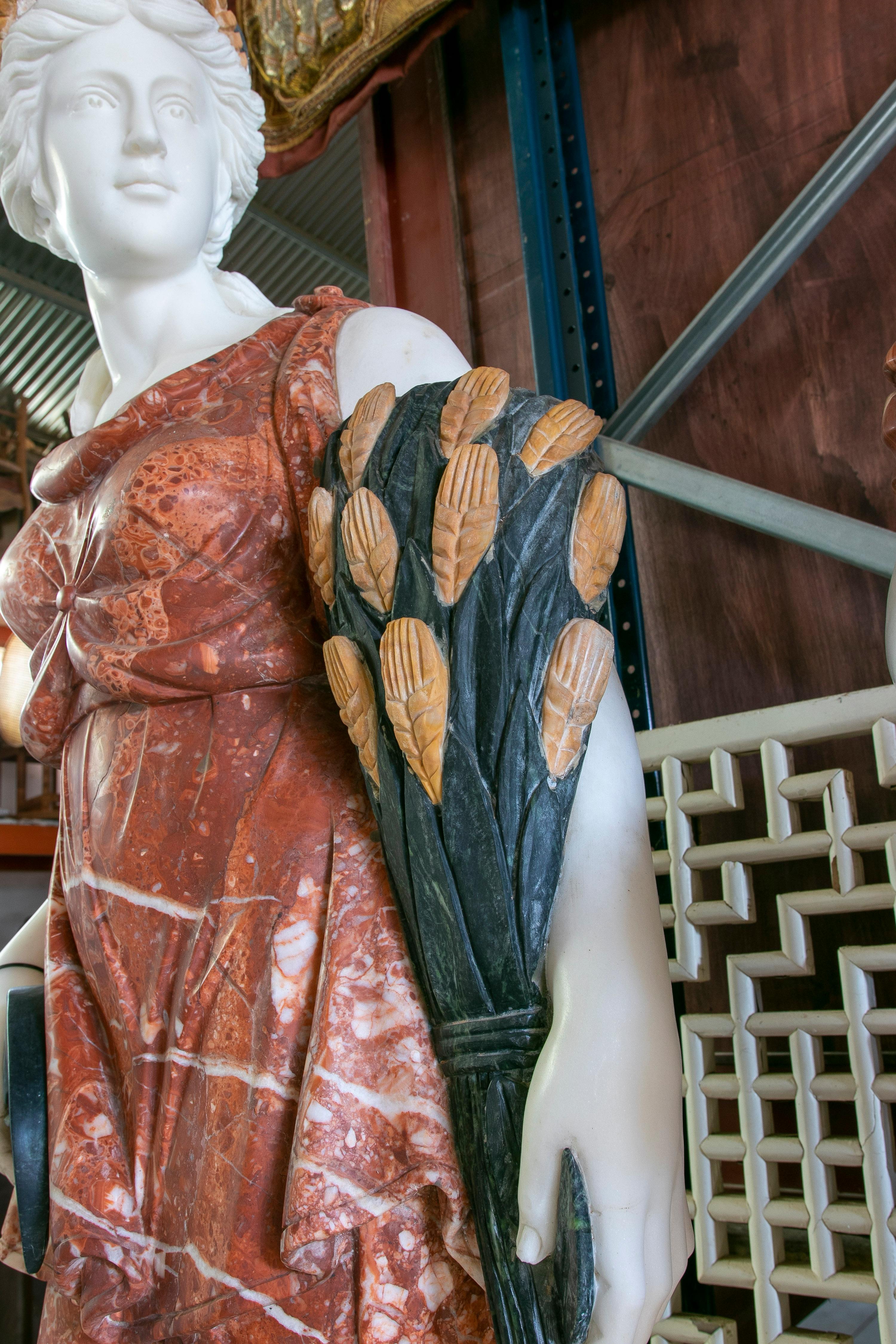 Ensemble de quatre saisons sculptées à la main avec bases en marbres de couleurs différentes en vente 2