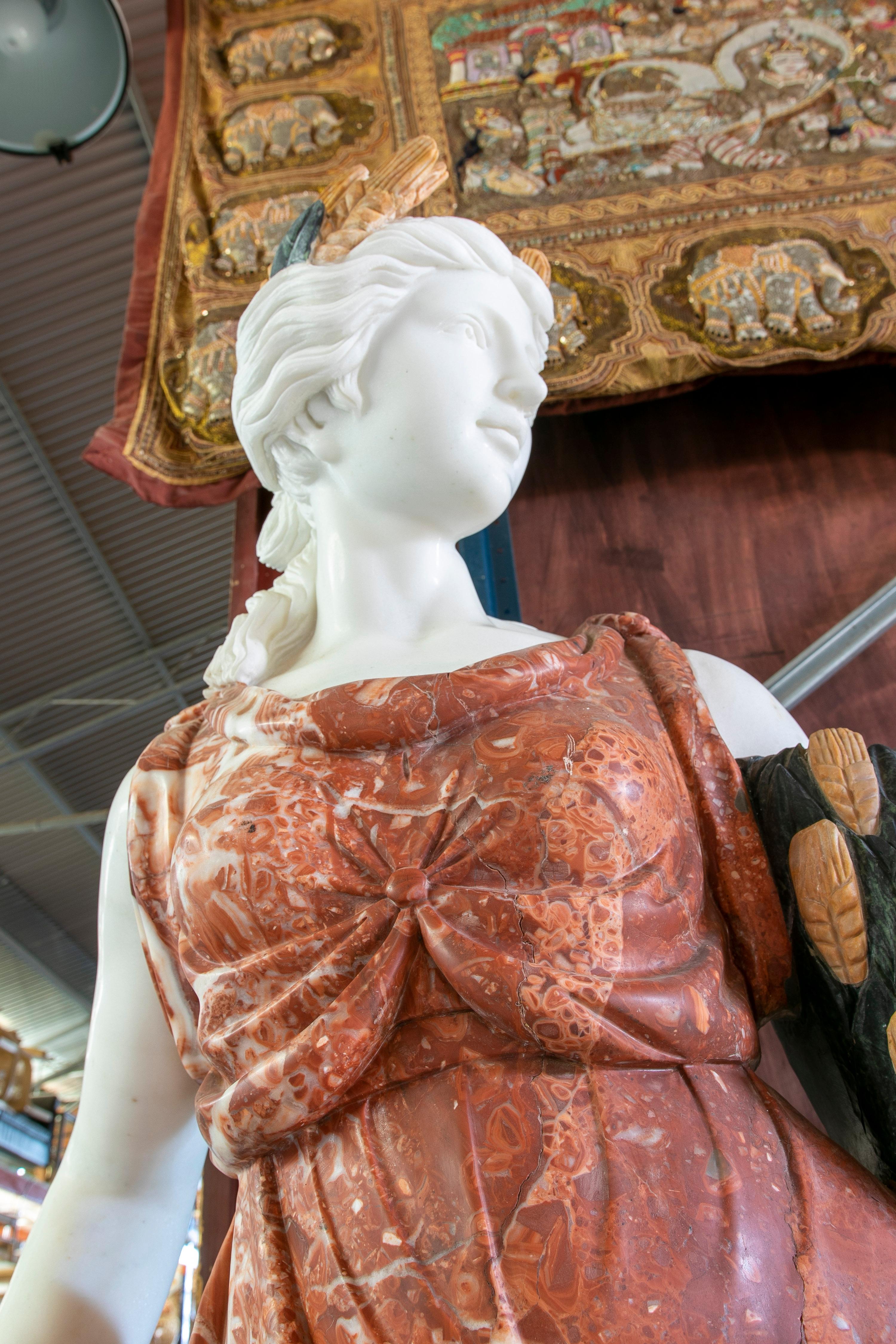 Ensemble de quatre saisons sculptées à la main avec bases en marbres de couleurs différentes en vente 3