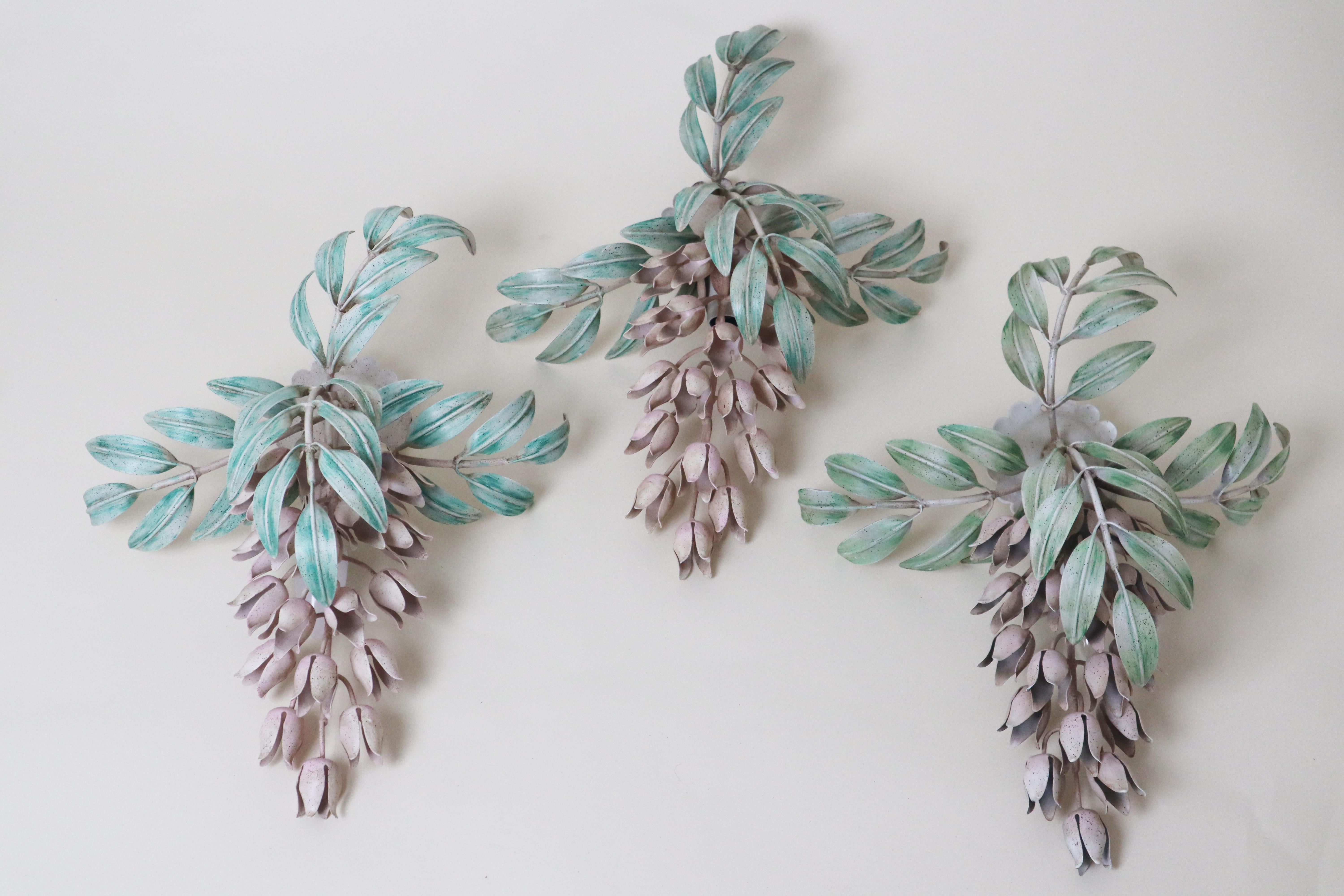 Set di lampade da parete dipinte a mano con fiori di glicine di Hans Kögl in vendita 2