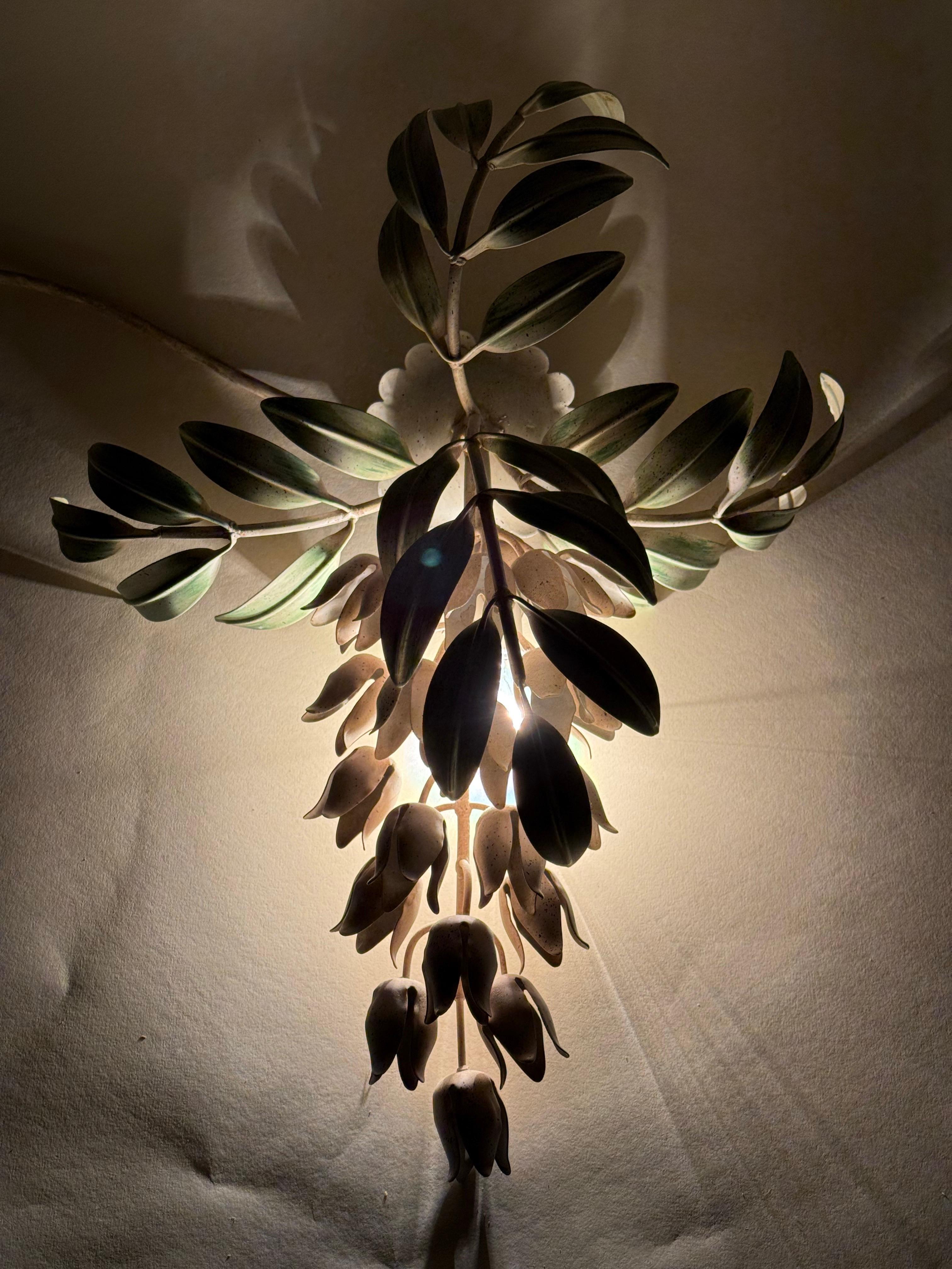 Set di lampade da parete dipinte a mano con fiori di glicine di Hans Kögl in vendita 3