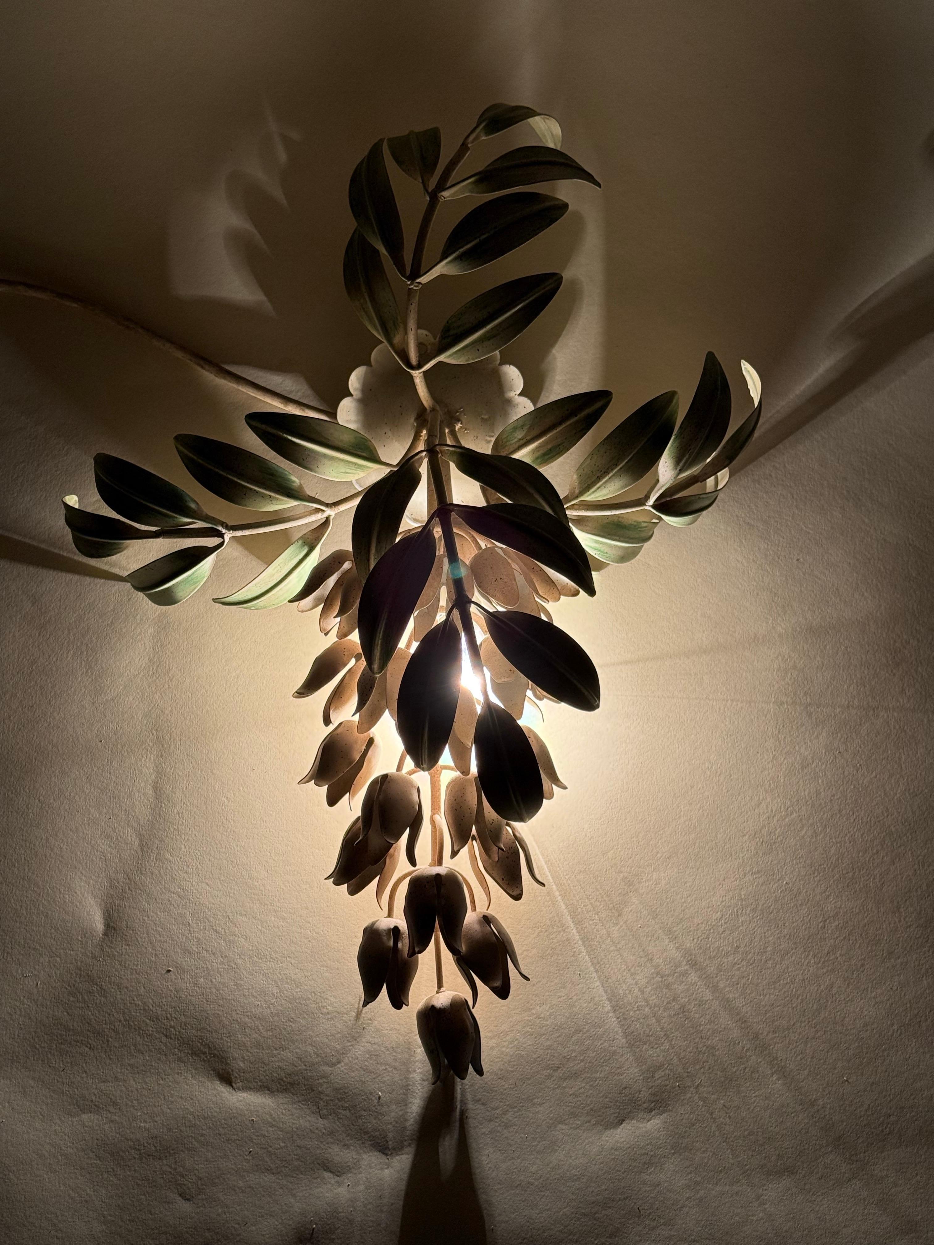 Set di lampade da parete dipinte a mano con fiori di glicine di Hans Kögl in vendita 4