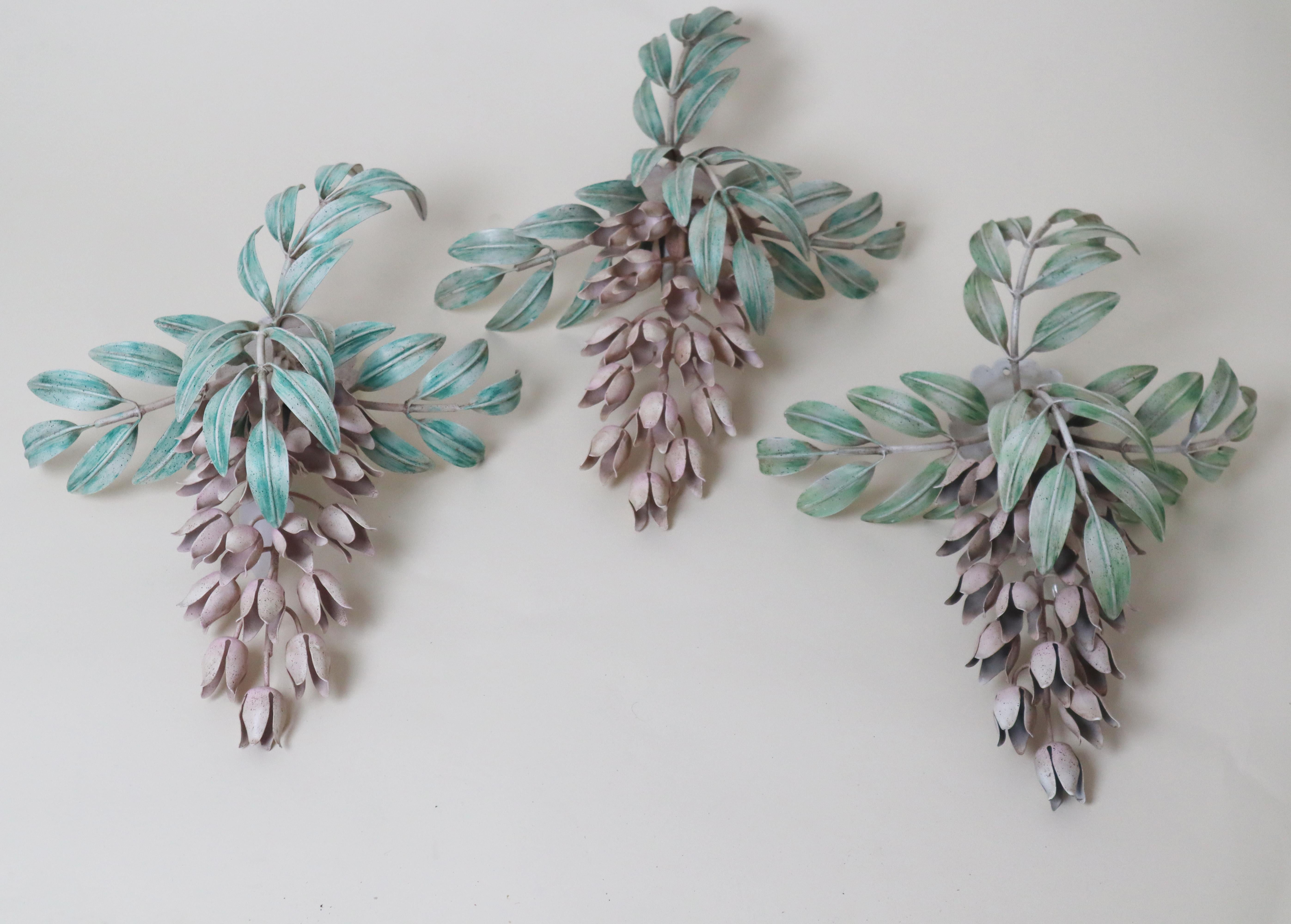 Sono davvero entusiasta di parlarti di questa opportunità unica! Puoi acquistare un set di tre rarissime lampade da parete colorate a mano della fabbrica Hans Kögel. Sono davvero entusiasta di mostrarti queste tre lampade da parete! Non si tratta di