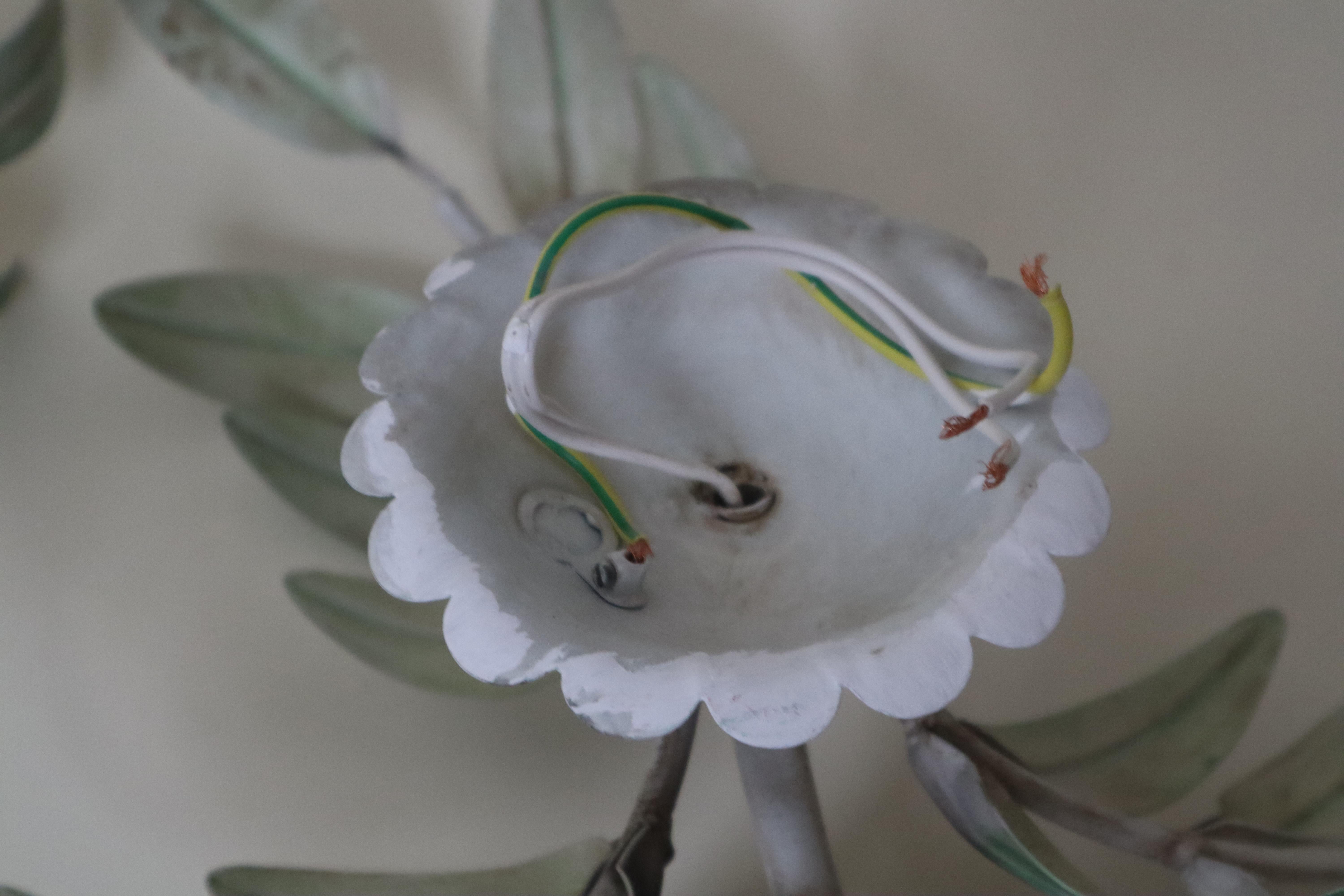 Tedesco Set di lampade da parete dipinte a mano con fiori di glicine di Hans Kögl in vendita