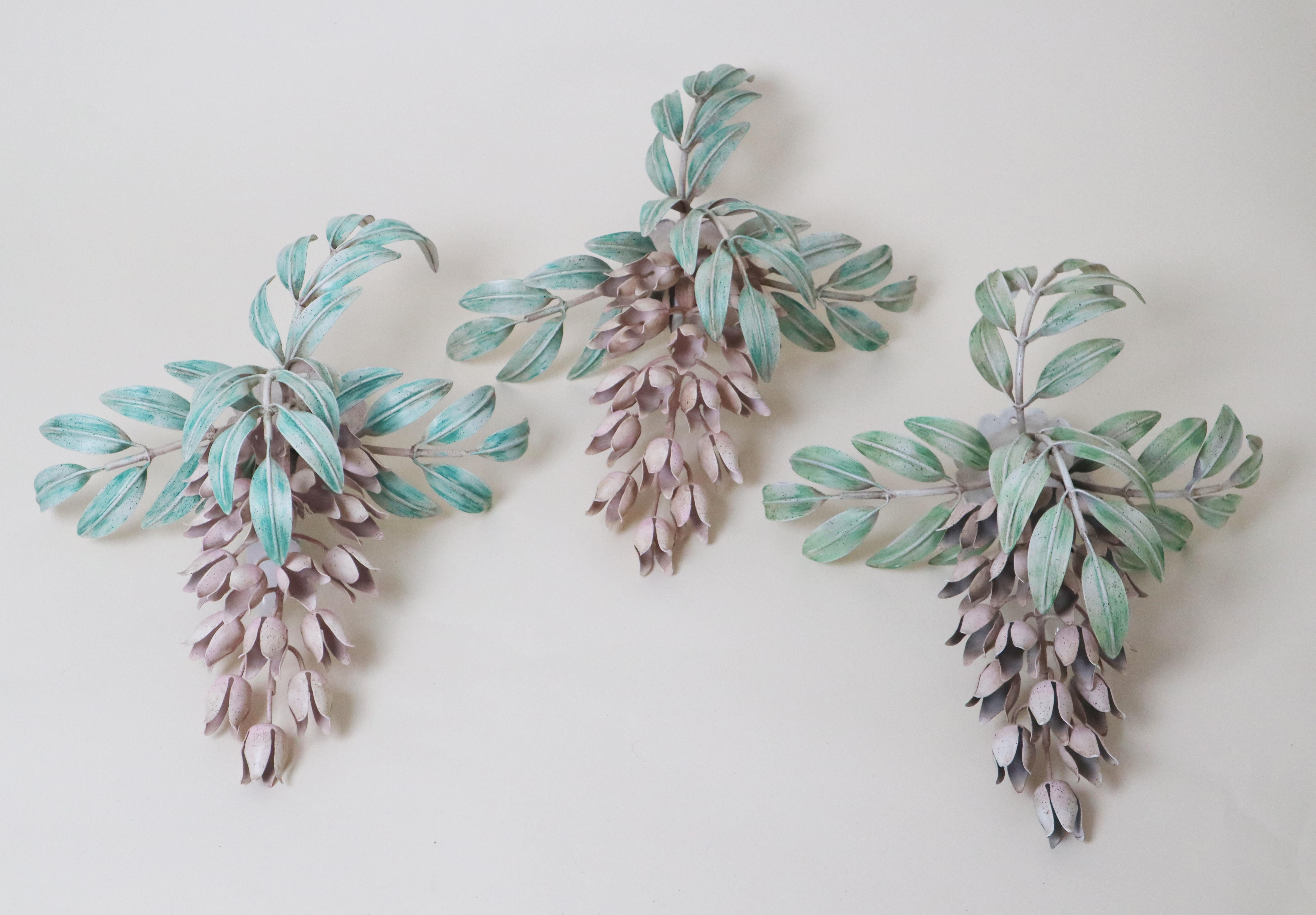 Fatto a mano Set di lampade da parete dipinte a mano con fiori di glicine di Hans Kögl in vendita