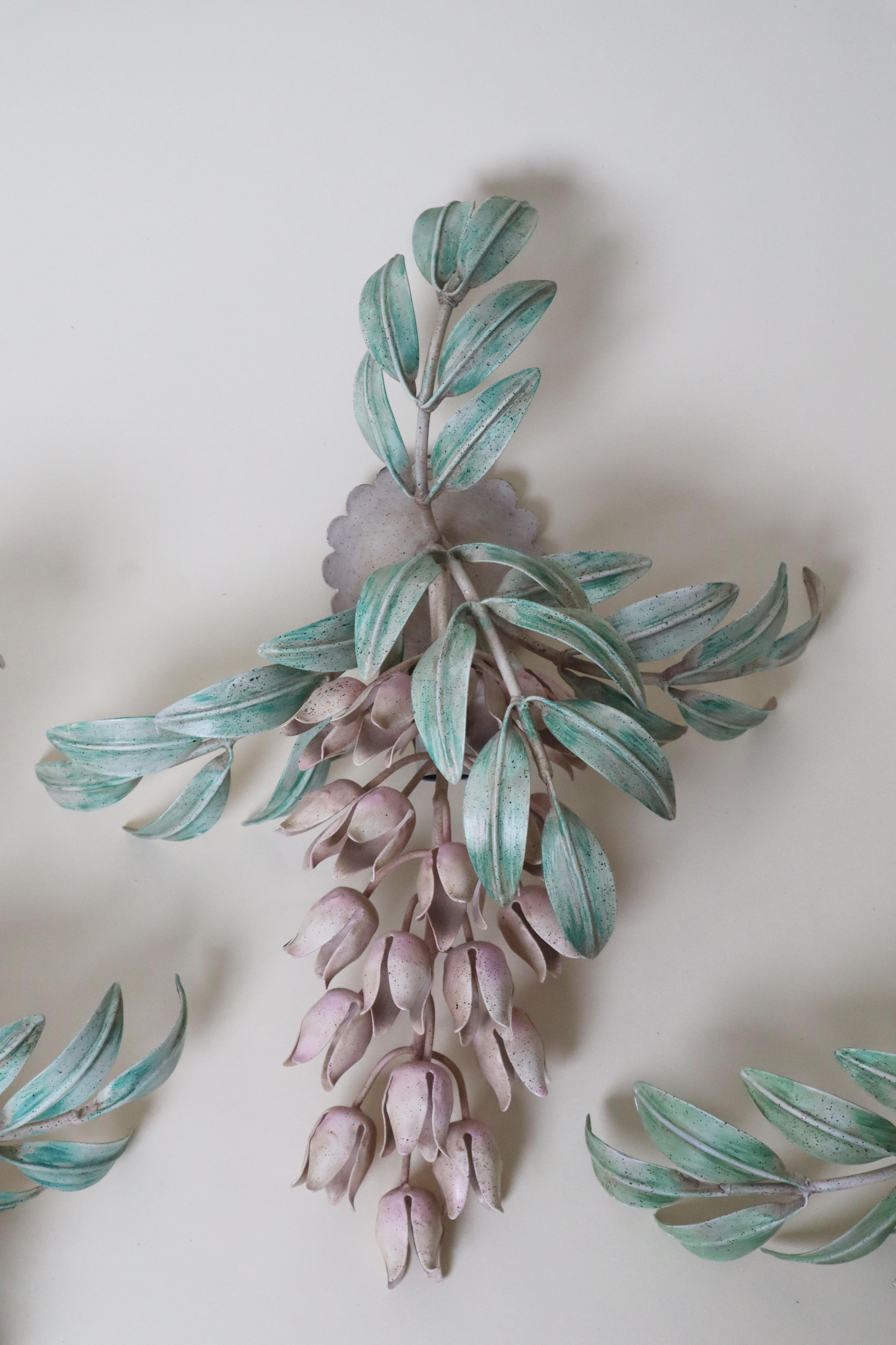 Metà XX secolo Set di lampade da parete dipinte a mano con fiori di glicine di Hans Kögl in vendita