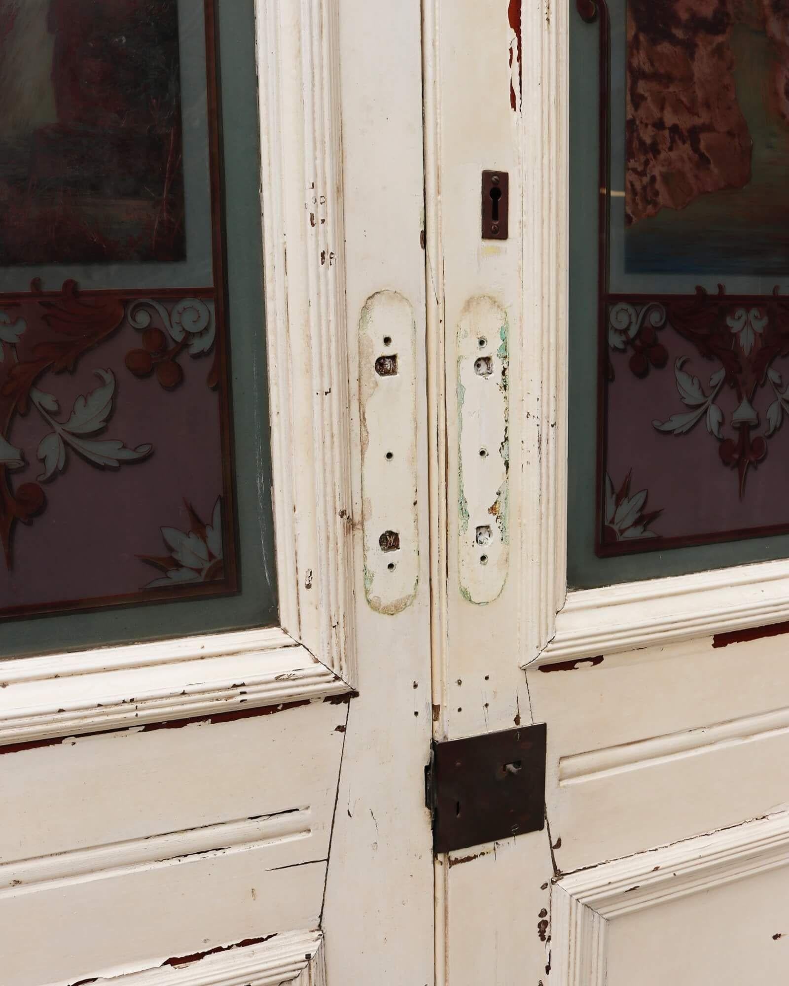 Ensemble de doubles portes en verre teinté ancien peint à la main en vente 2