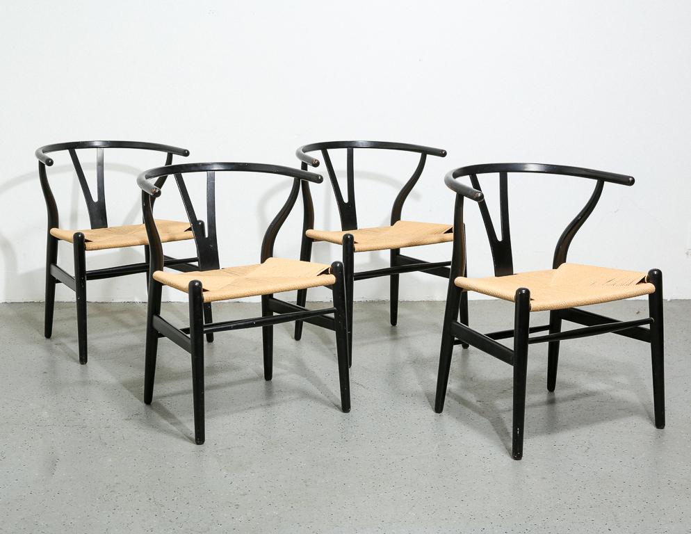 Ensemble de 4 chaises vintage 'Wishbone' conçues par Hans Wegner pour Carl Hansen & Søn, Danemark. Cadres en laque noire avec nouveaux sièges tissés en corde de papier. Signé avec l'étiquette originale du fabricant.

Vendu par lot de 4.