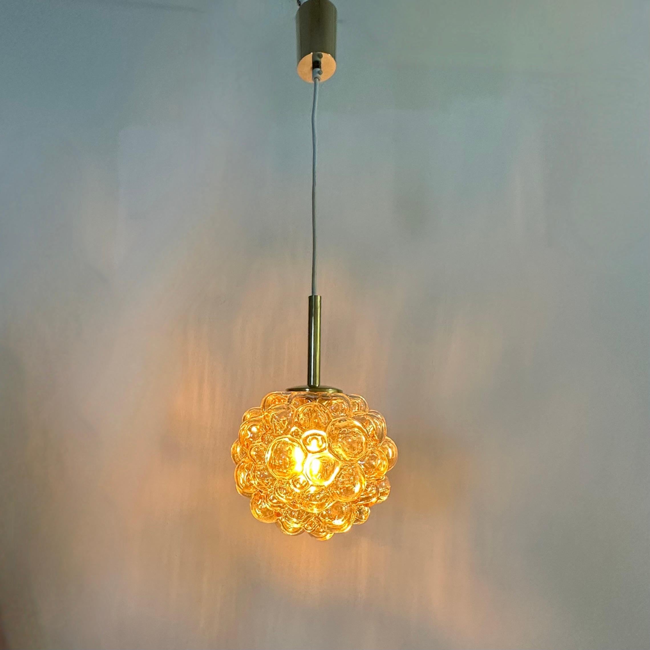 Set di lampade a sospensione a bolla Helena Tyrell , anni '70

Dimensioni: 70 cm di altezza, 20 cm di diametro
Condizioni: Buono
Periodo: 1970s
Materiale: Vetro, metallo, plastica