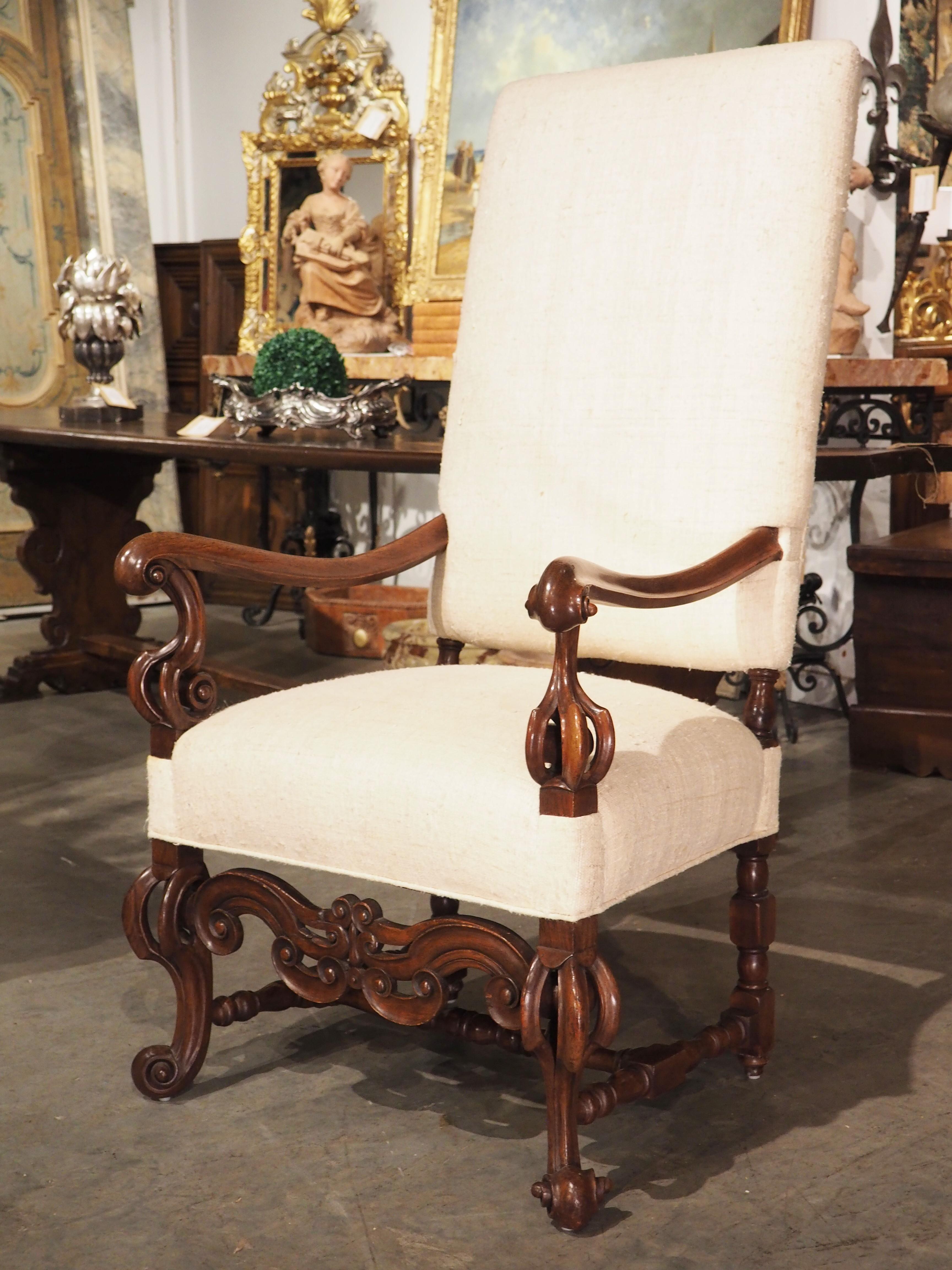 Set aus geschnitzten Sesseln im Barockstil von His and Hers mit Rohseide-Polsterung (Italienisch) im Angebot