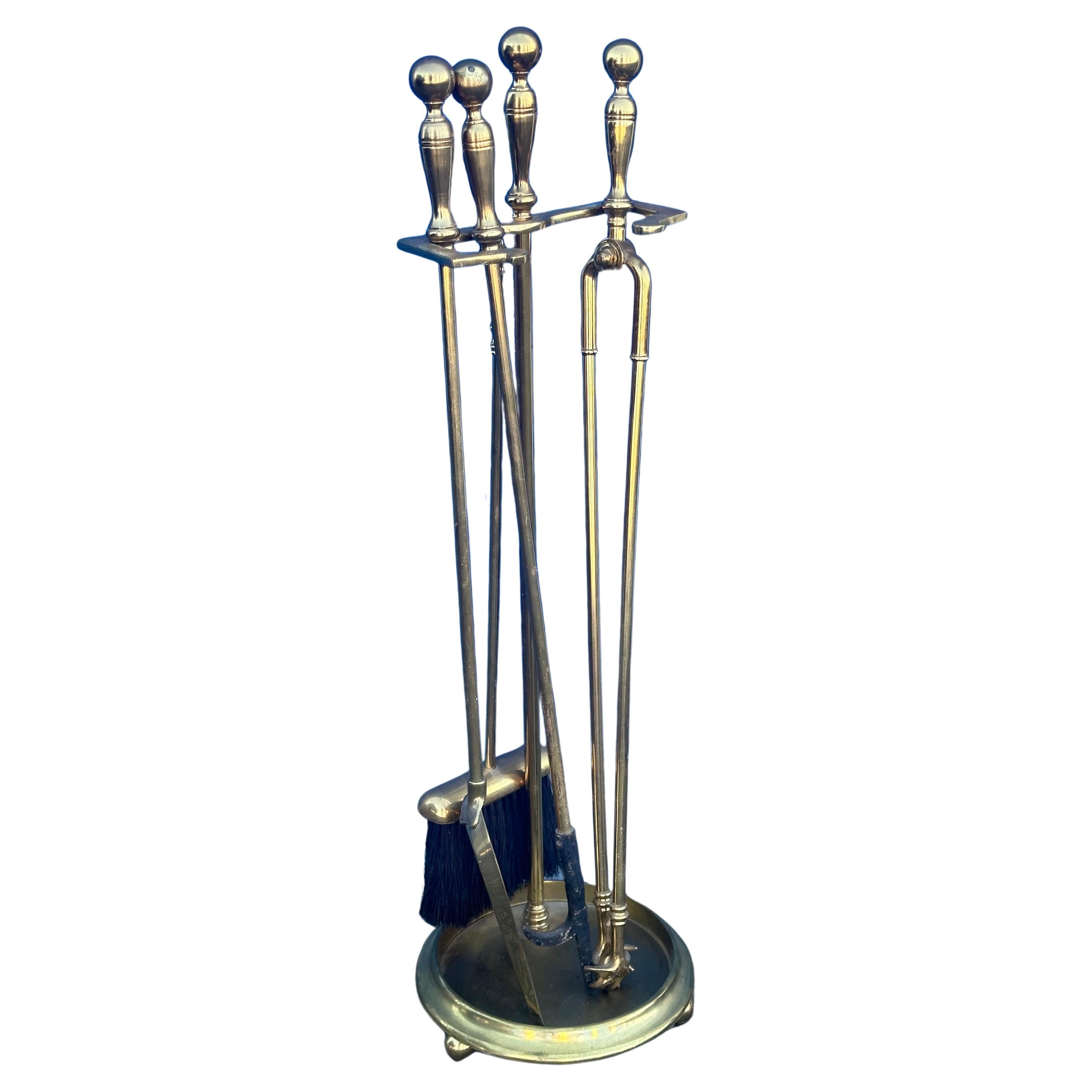 Ensemble d'outils de cheminée Hollywood Regency en laiton