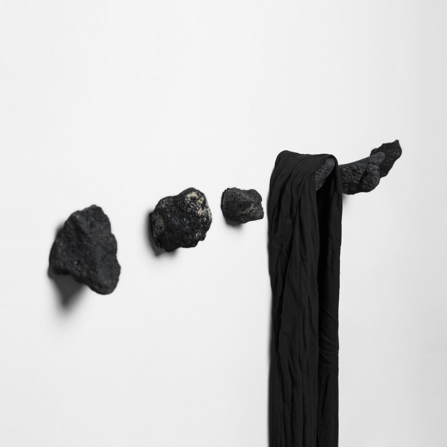 Set of hooks 'Me' by Buzao x Bentu design.
Black lava stone

Set of 3 hooks

Dimensions of 1 hook: 5 x 3 cm.
