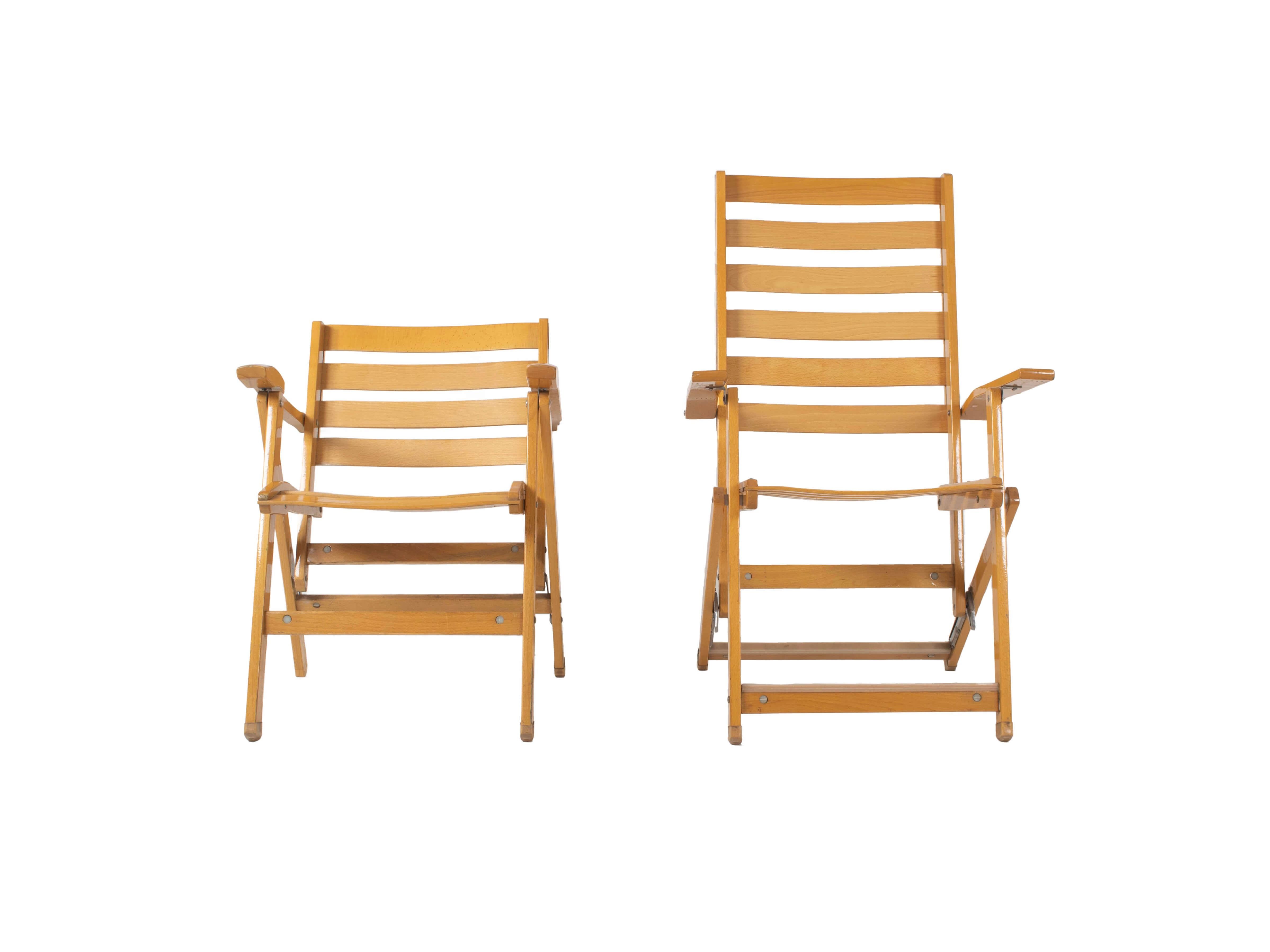 Satz klappbare Liegestühle von Ico Parisi für Fratelli Reguitti aus Buchenholz, Italien 1970er Jahre. Dieses Set besteht aus einem niedrigeren und einem höheren klappbaren Liegestuhl mit den blauen Original-Kissen von Reguitti. Sie sehen auf einem